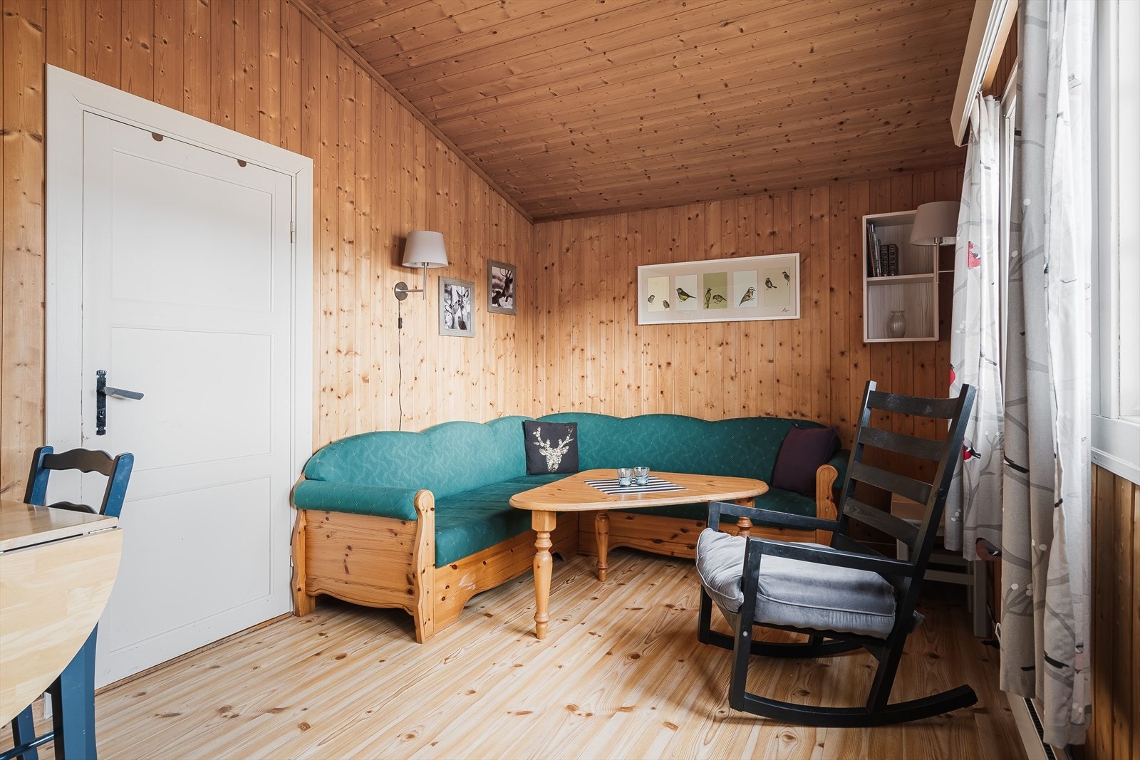 Små koselige hytter med entré, kjøkken i åpen løsning med stuen, 2 soverom og baderom. Galleribilde