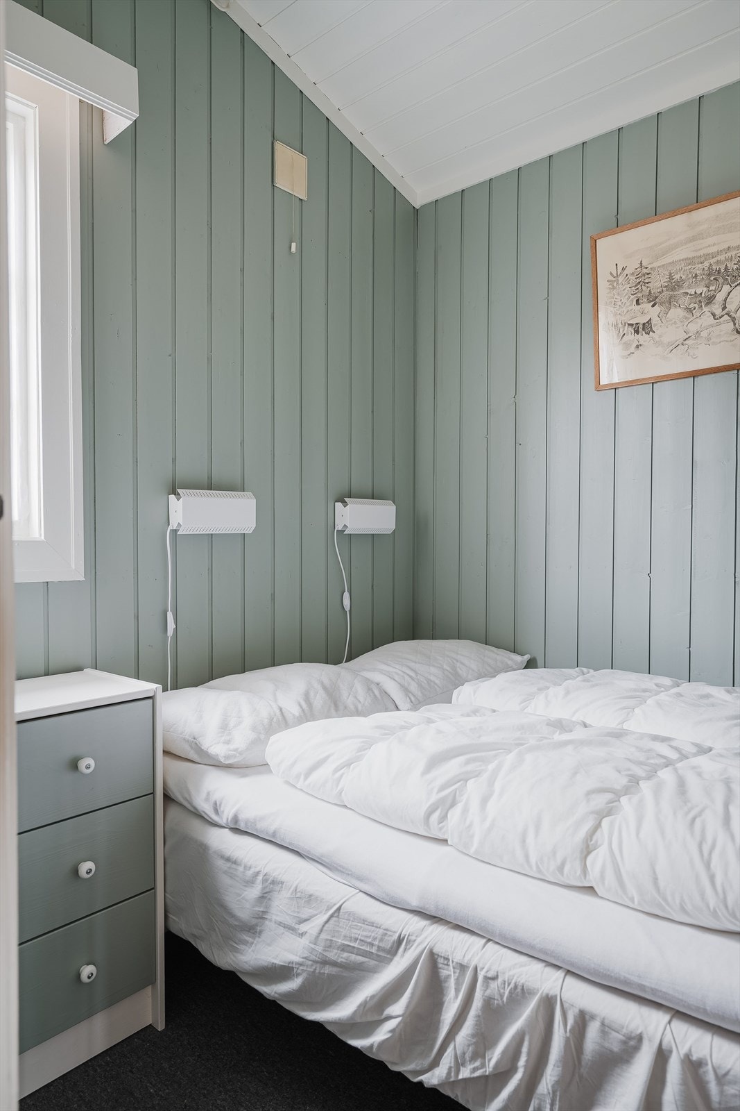 Soverom 2 er i dag innredet med en dobbeltseng med tilhørende nattbord. Galleribilde