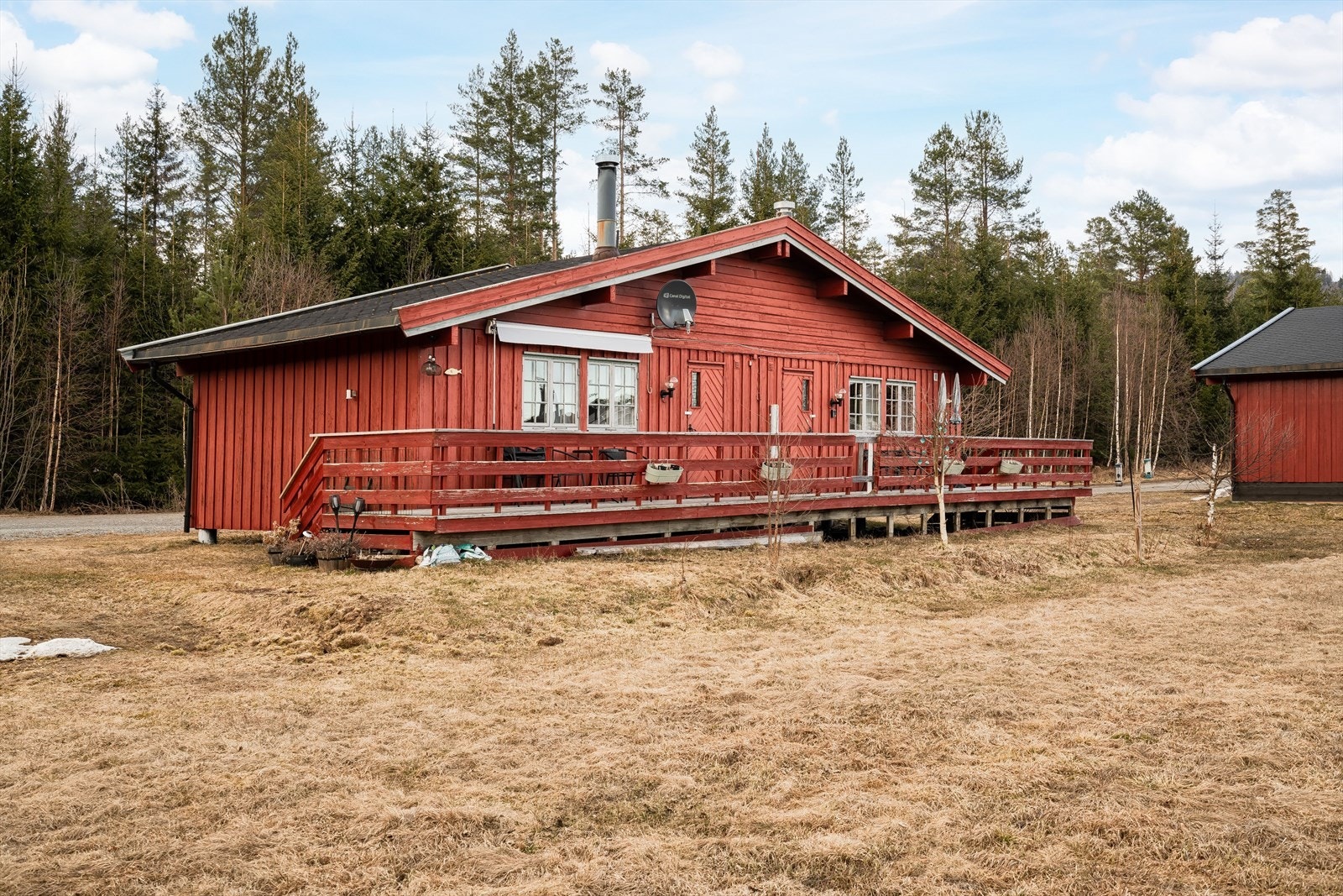 Fritidseiendommen ligger i attraktivt område på Skasenden på Finnskogen. Hytta har nærhet til natur, skiløyper og bademuligheter i populære Skasen på sommerstid. Kun et steinkast fra Finnskogen turist- og villmarkssenter. Galleribilde