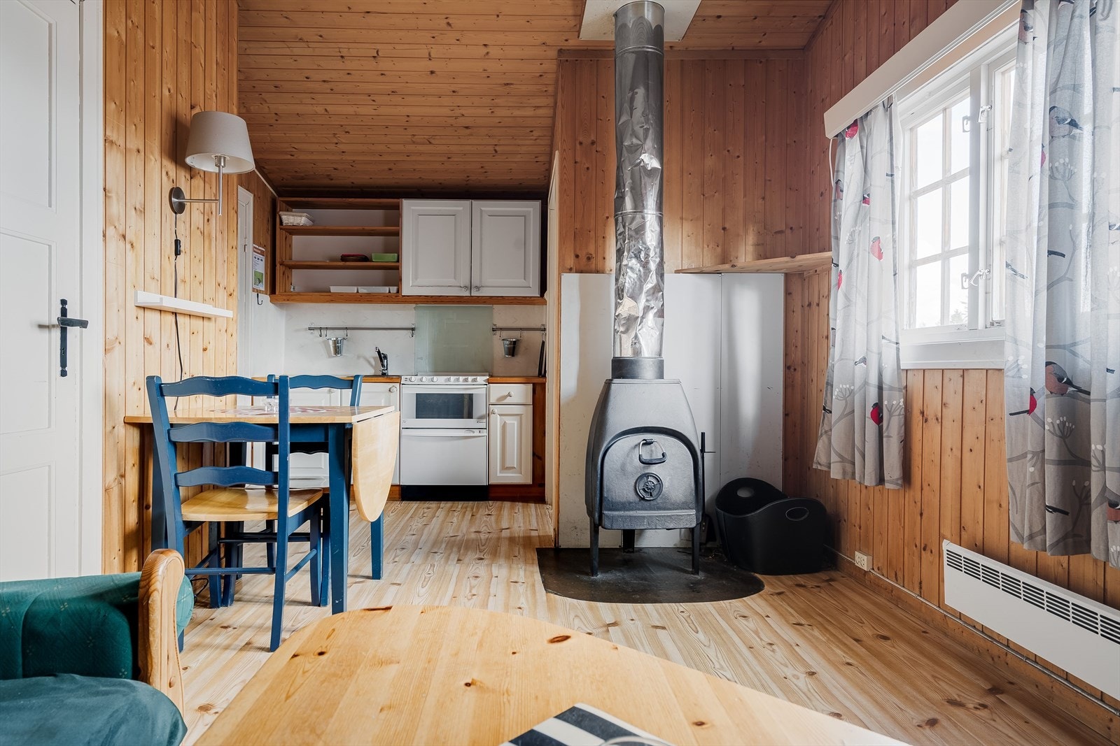 Oppvarming med peisovn og elektrisitet. Galleribilde