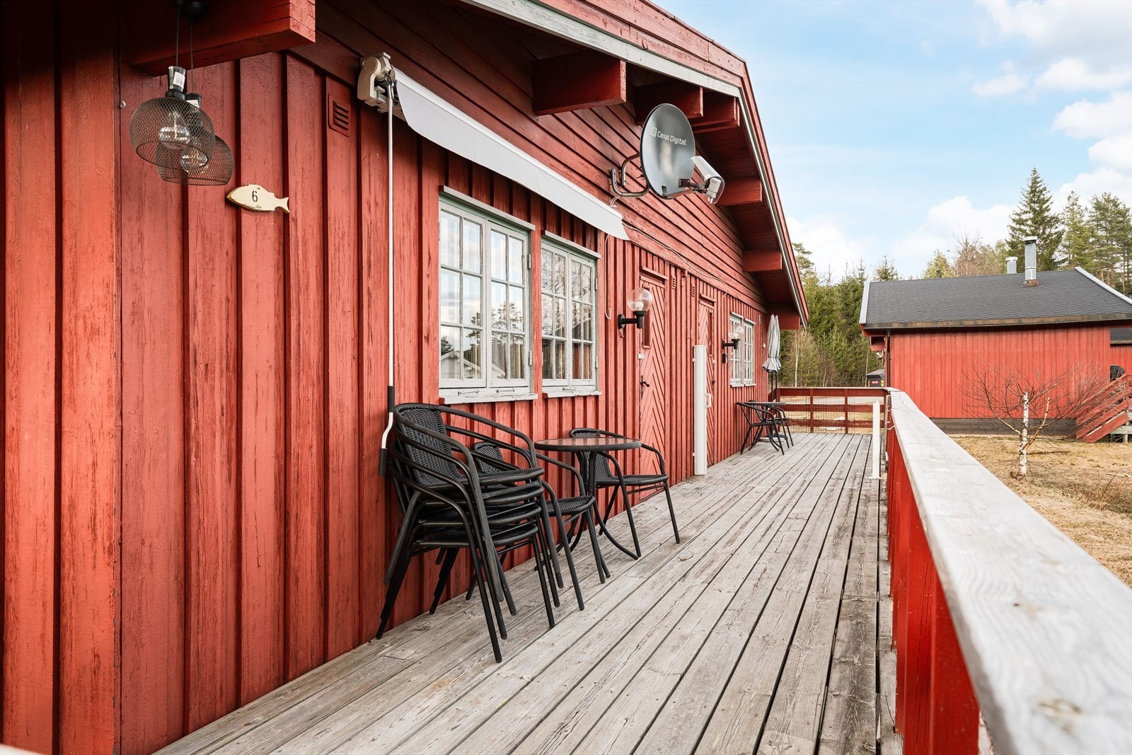 Hyttene har innhold på én flate og har adkomst fra felles sydvendt terrasse med gode solforhold. Galleribilde