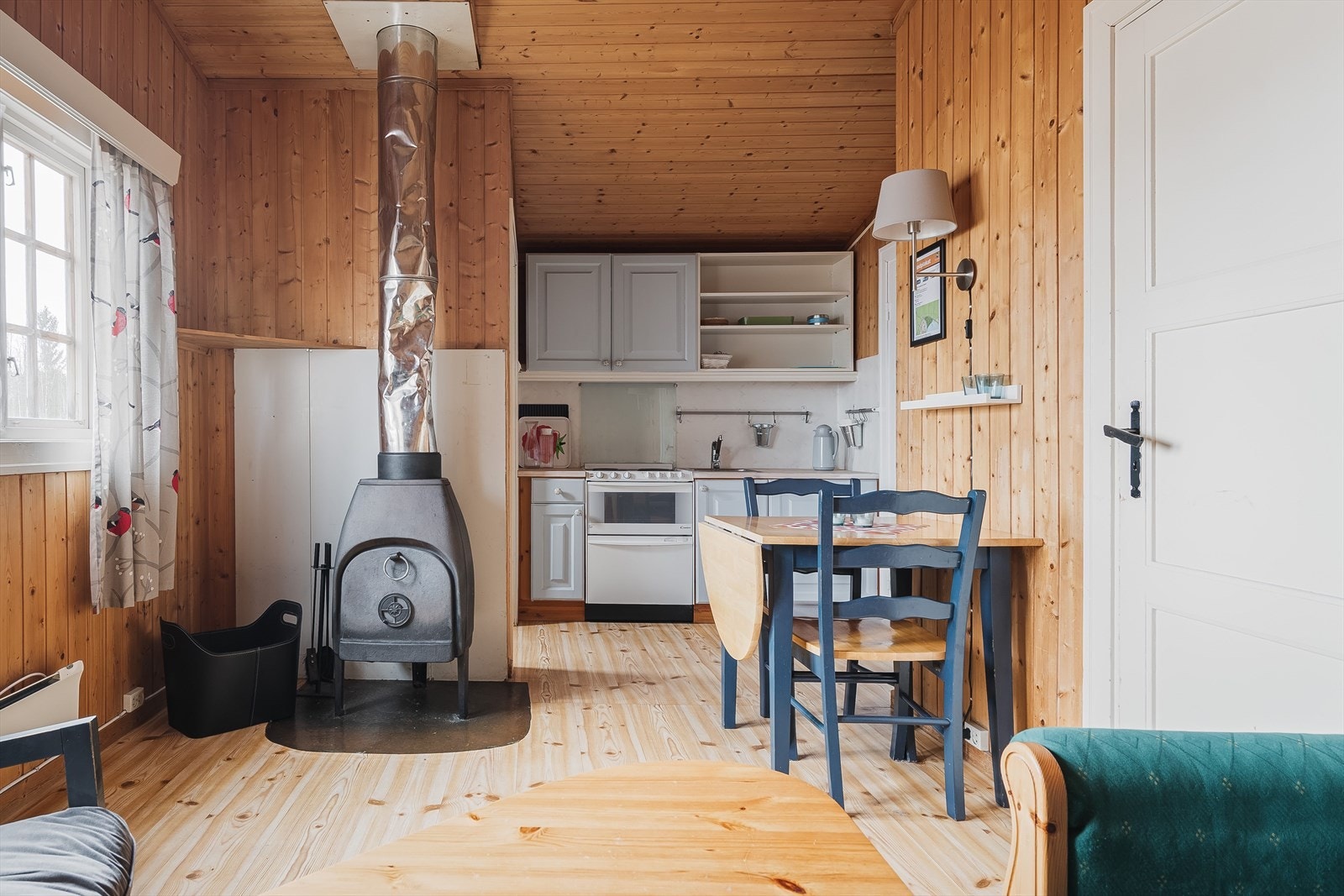 Stue med peisovn og plass til både sofa og spisebord. Galleribilde