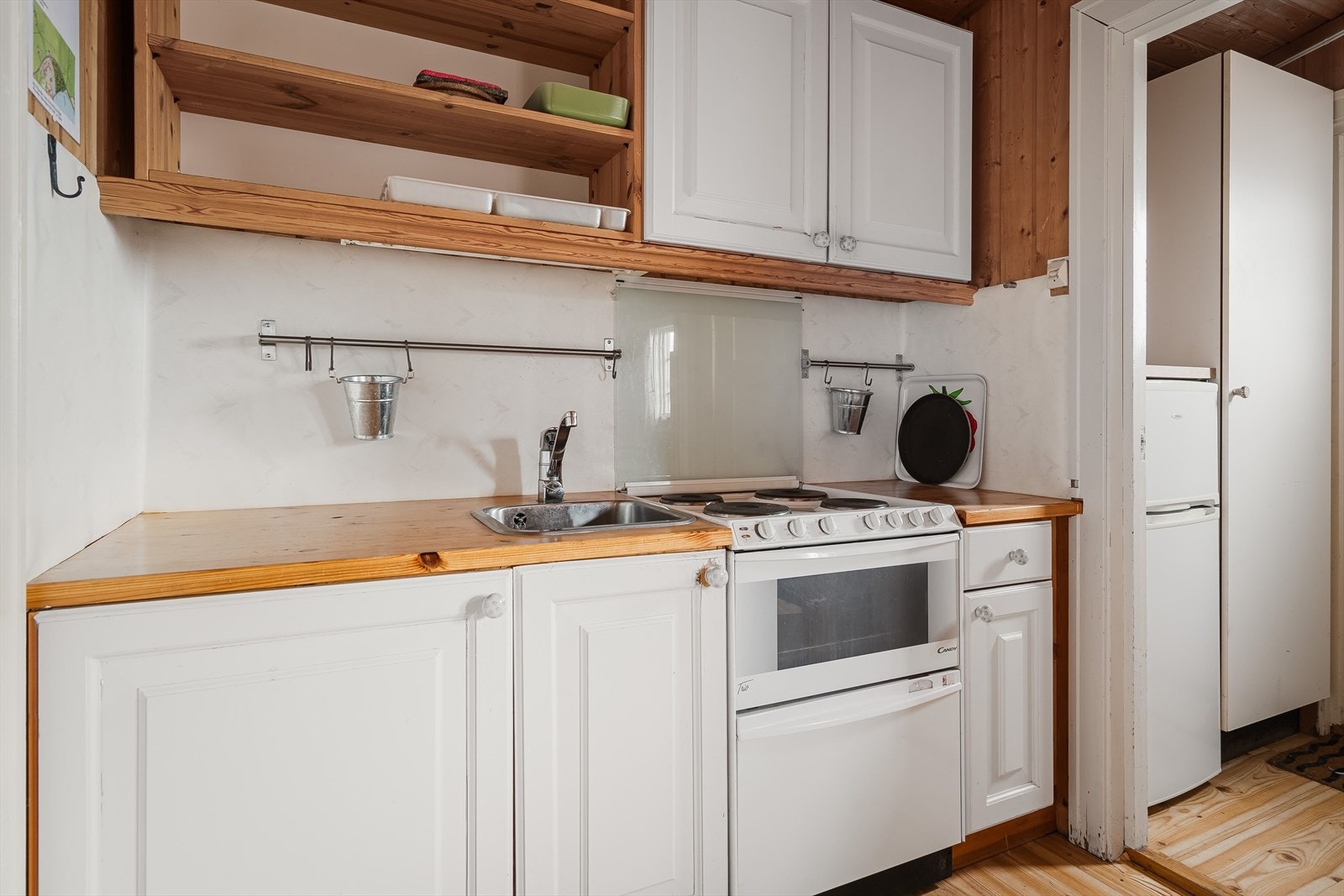 Fra entréen kommer du videre inn til kjøkkenet. Lys kjøkkeninnredning med profilerte fronter. Galleribilde