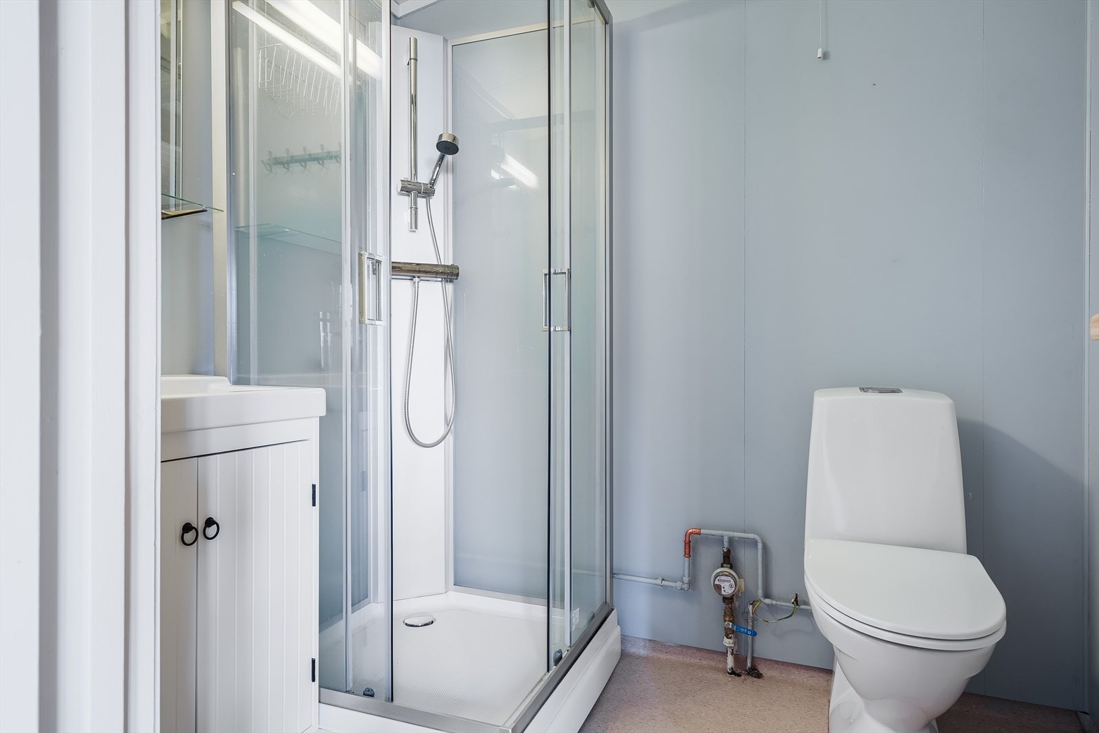 Baderom med belegg på gulv og våtromsplater på veggene. Galleribilde