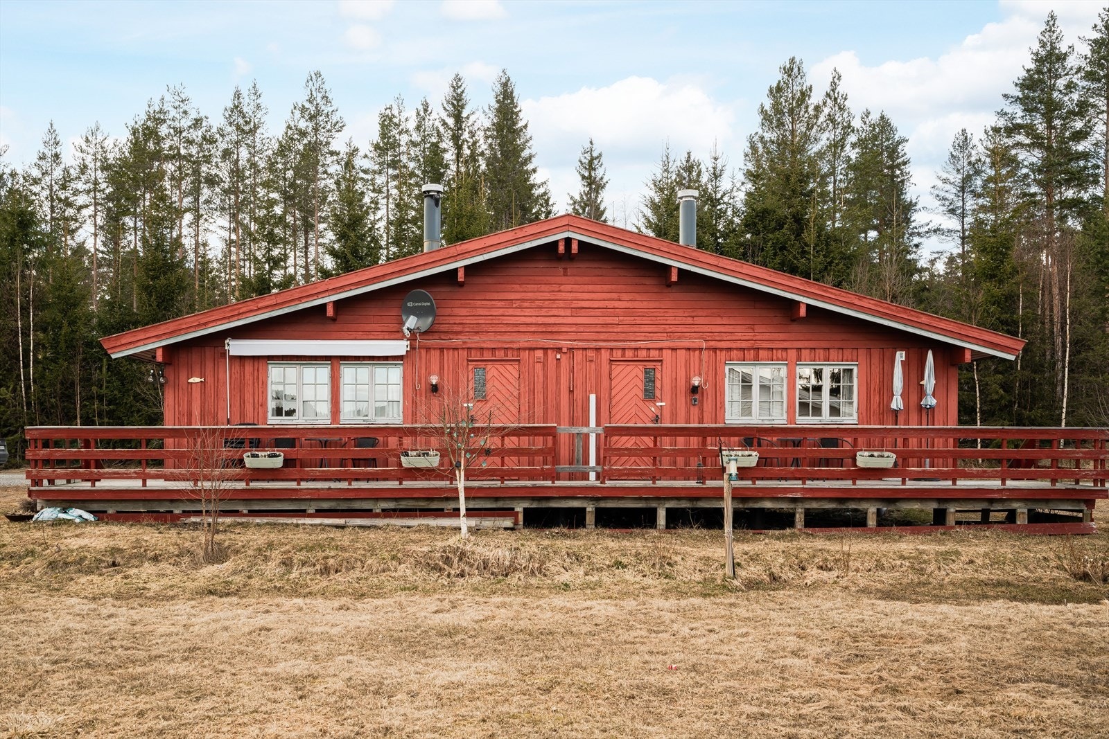 124 A til høyre og 124 B til venstre. Solrik terrasse mot syd hvor det er montert markise utenfor vinduene til B. Galleribilde