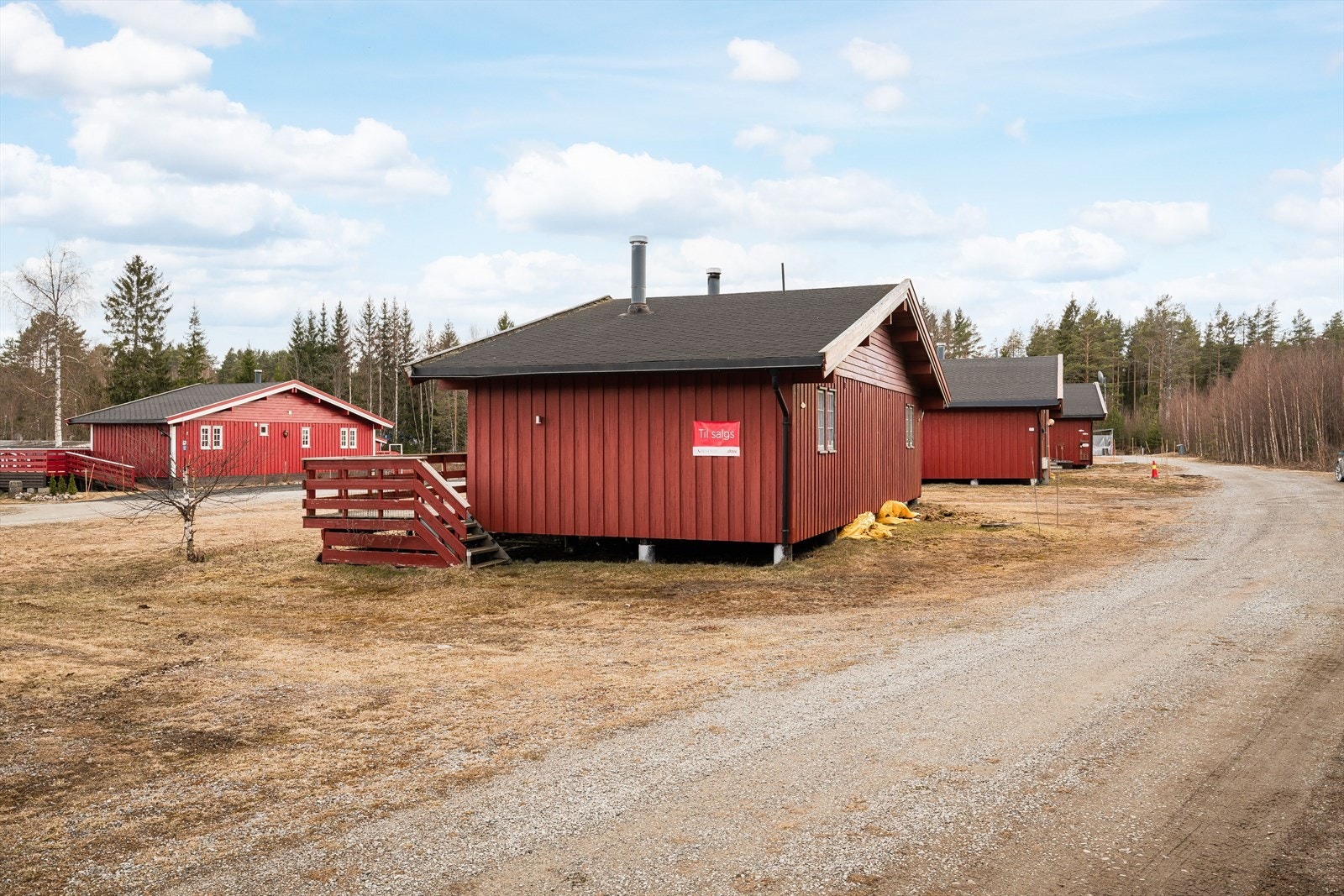 Fra eiendommen er det ca. 11,4 km til søndagsåpen Joker med post-i-butikk og ca. 14 km til Kirkenær som er nærmeste tettsted med de fleste servicetilbud. Galleribilde