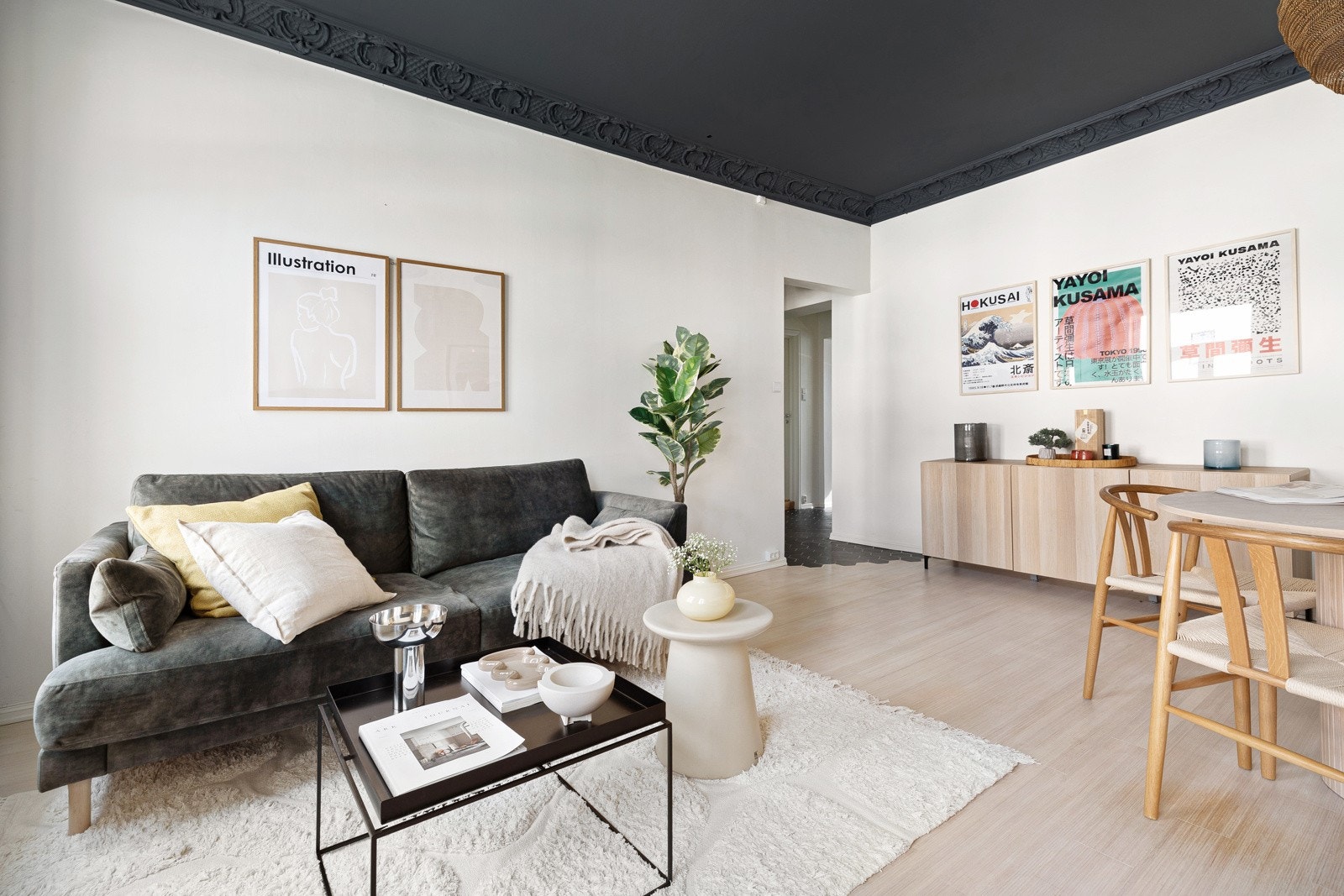 Gulvet er dekket med en-stavs bambusparkett, og det er en sømløs overgang til hexagonfliser mot entréen Galleribilde