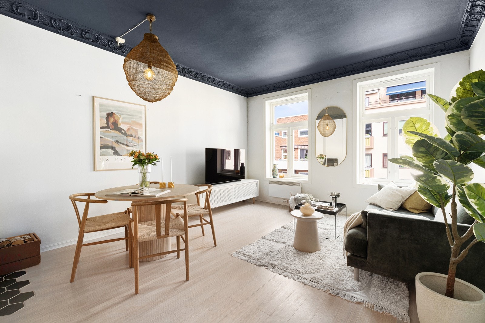 Dette er en lys og gjennomgående 2-roms leilighet med en veluttenkt planløsning. Beliggenheten er praktisk med nærhet til alt, samtidig som den er tilbaketrukket i rolige omgivelser Galleribilde