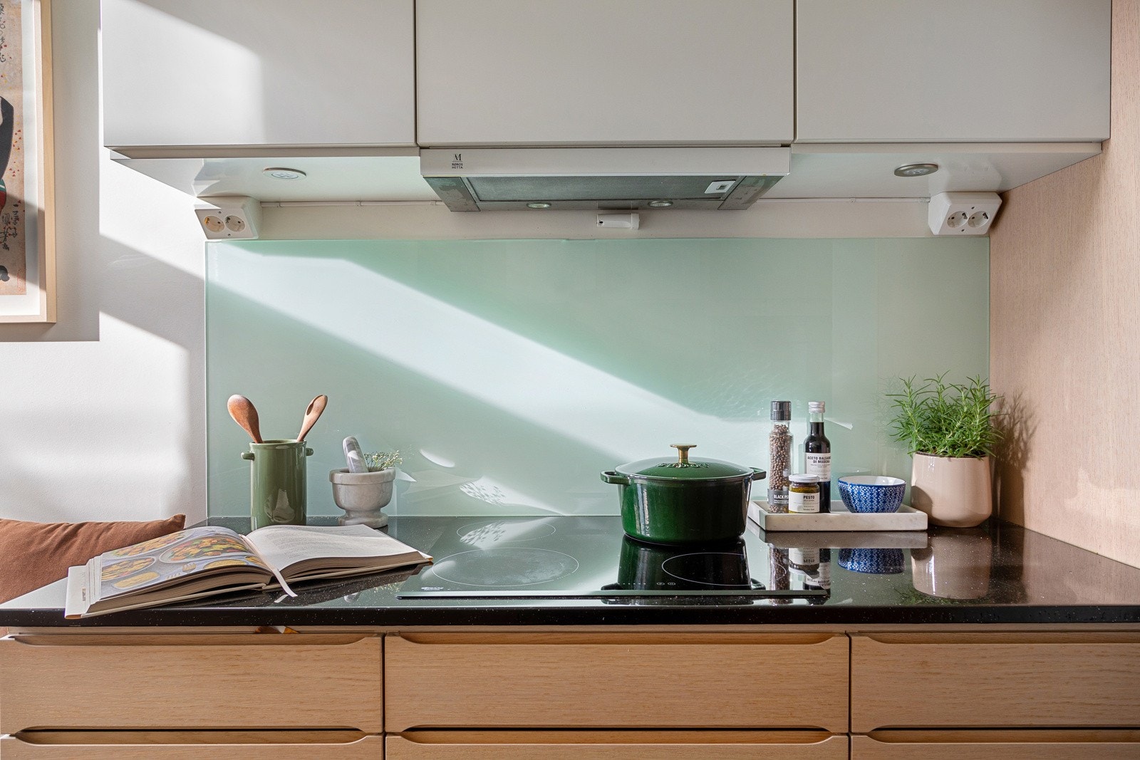 Mørk benkeplate belagt med epoxy og underlimt stålkum med ett-greps armatur i børstet stål Galleribilde