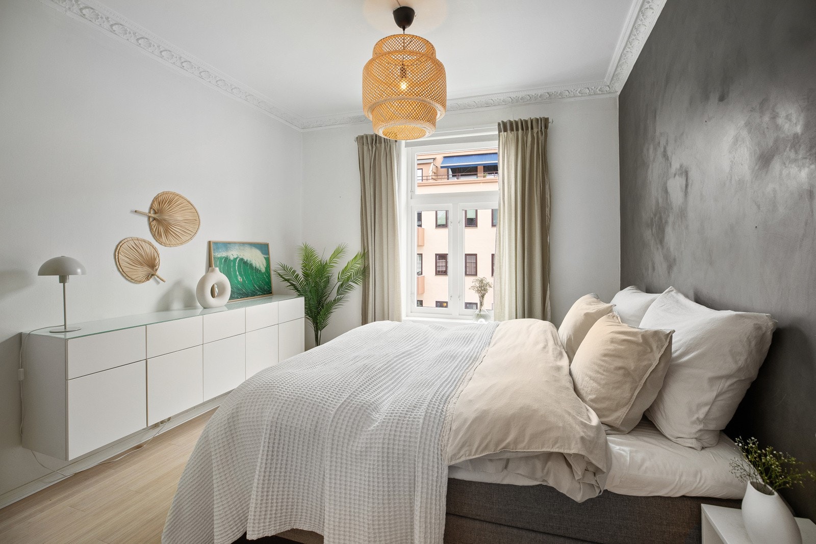 Stort vindu som sikrer gode lysforhold. Soverommet vender mot rolig gate Galleribilde