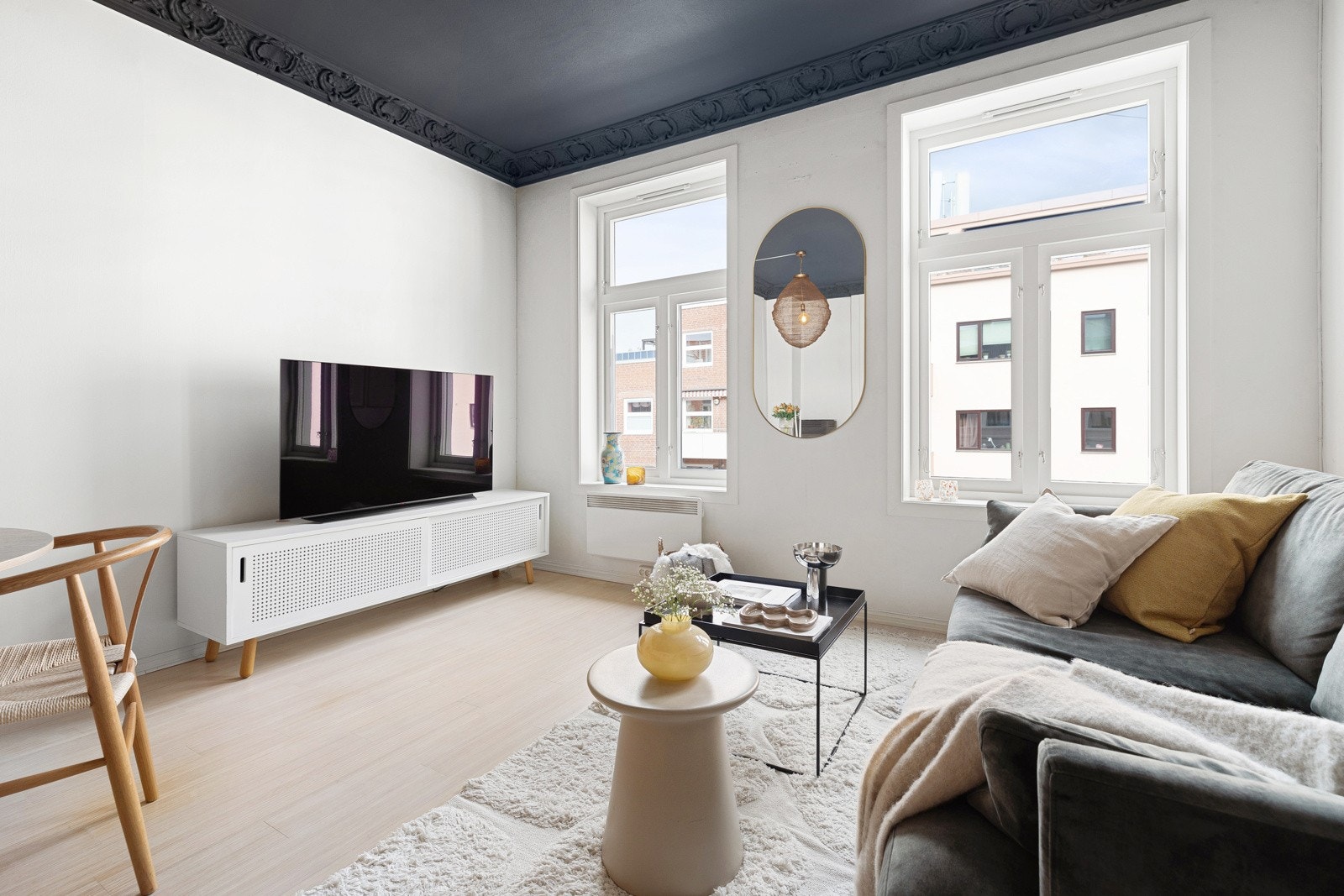 De store vindusflatene slipper inn mye naturlig lys og sammen med takhøyden på 2,77 meter skaper dette en fantastisk romfølelse. Nye vinduer fra 2023 Galleribilde