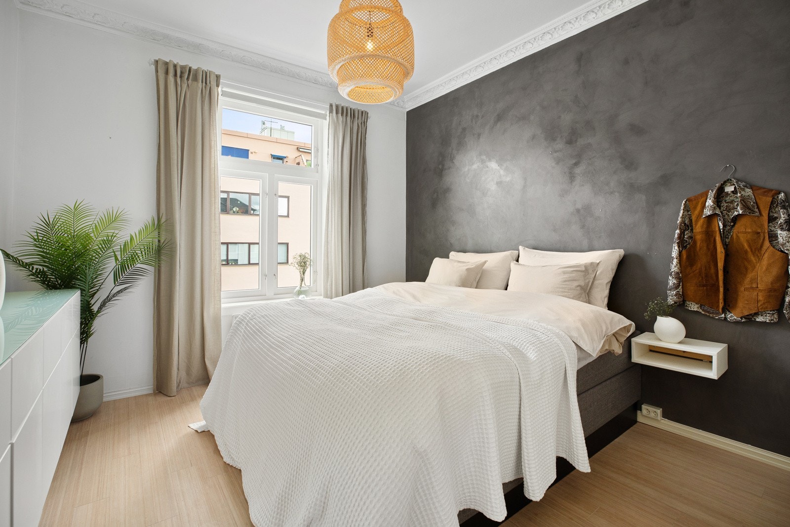 Soverommet er innbydende og romslig, med tilstrekkelig plass til en stor dobbeltseng og annet ønsket møblement Galleribilde