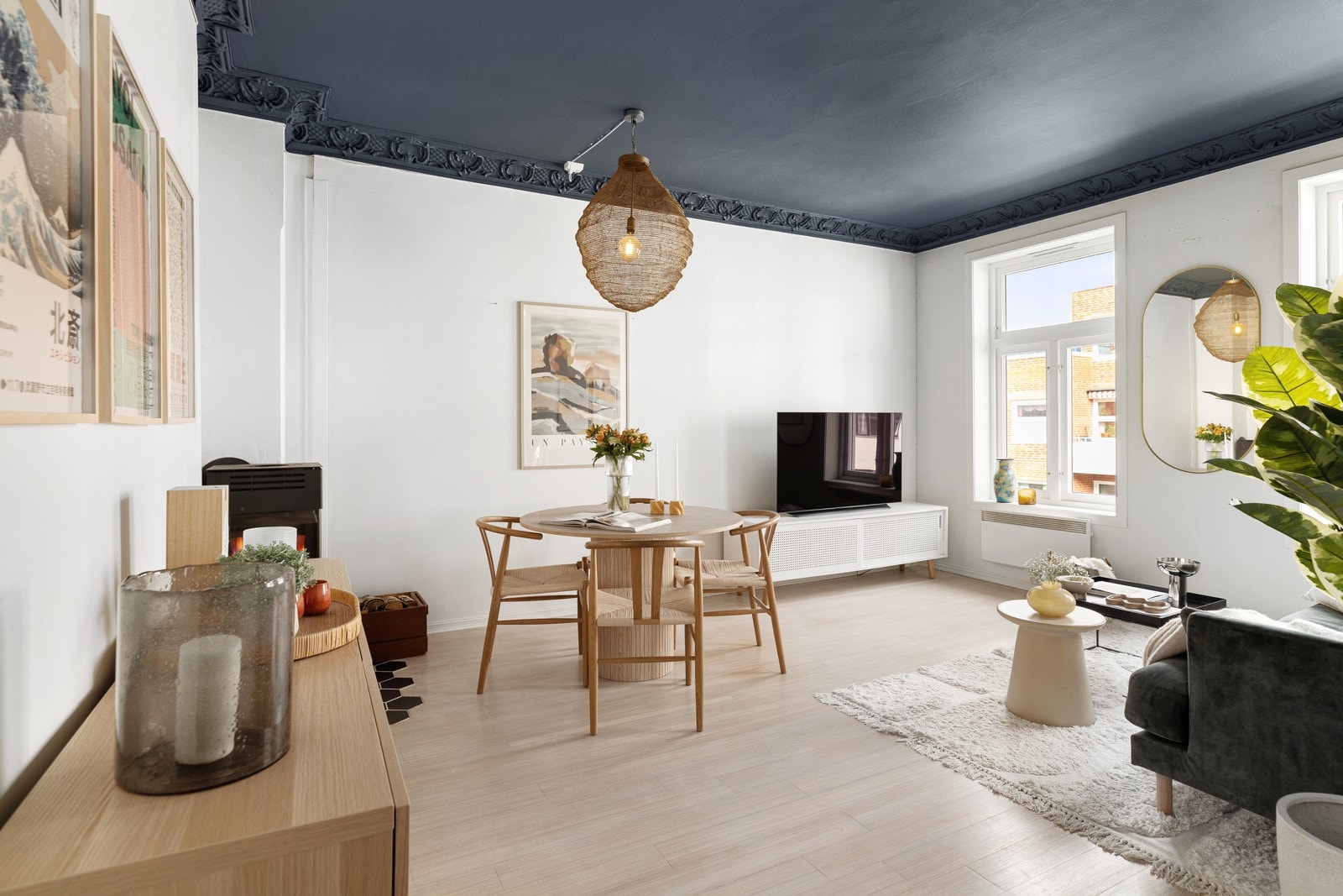 Stuen er romslig og preget av klassiske detaljer som stukkatur, rosett og brede, profilerte lister langs gulvet Galleribilde