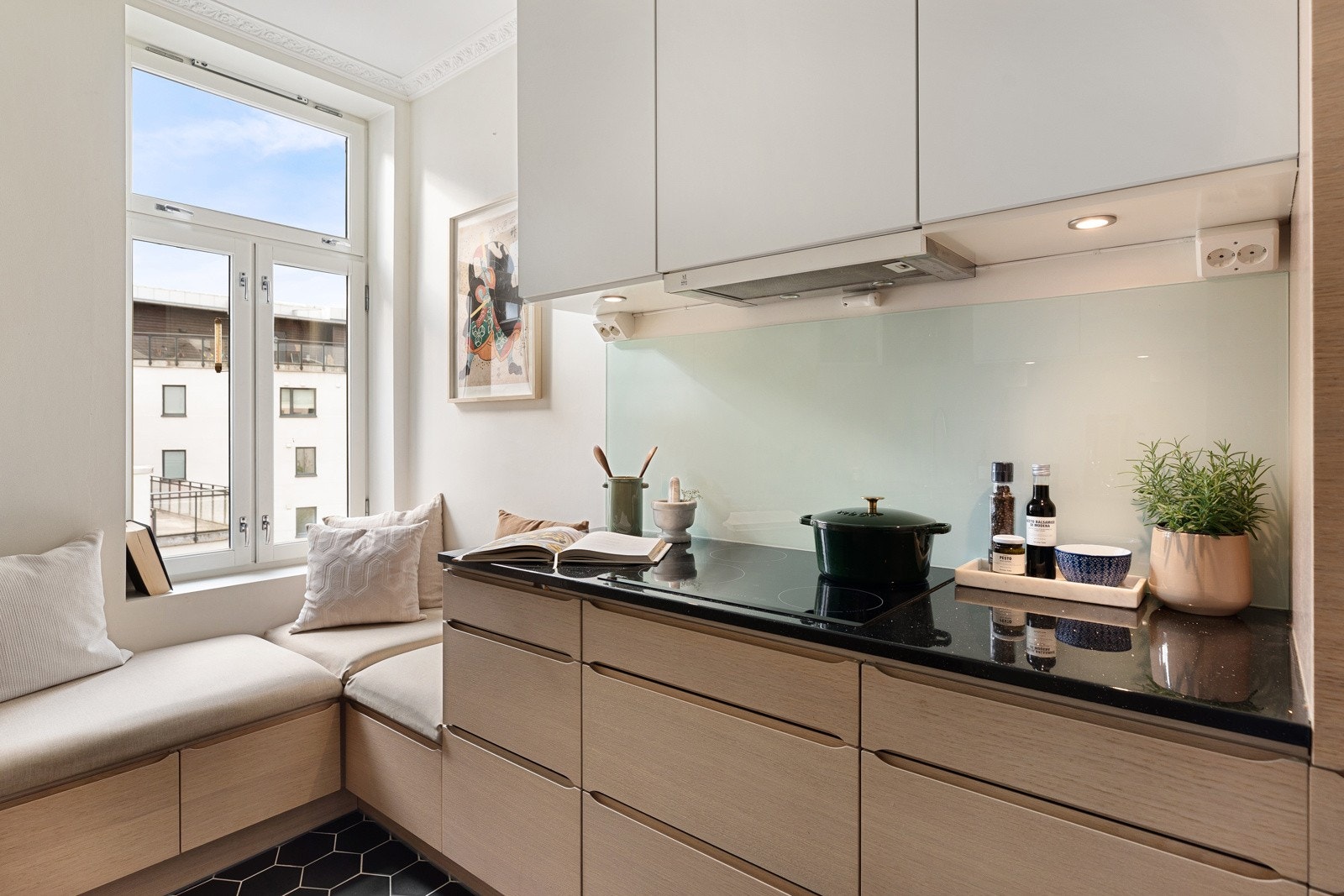 Kjøkkenet er innredet med grepsfrie finérte fronter, overskap med benkebelysning og back-splash plate Galleribilde