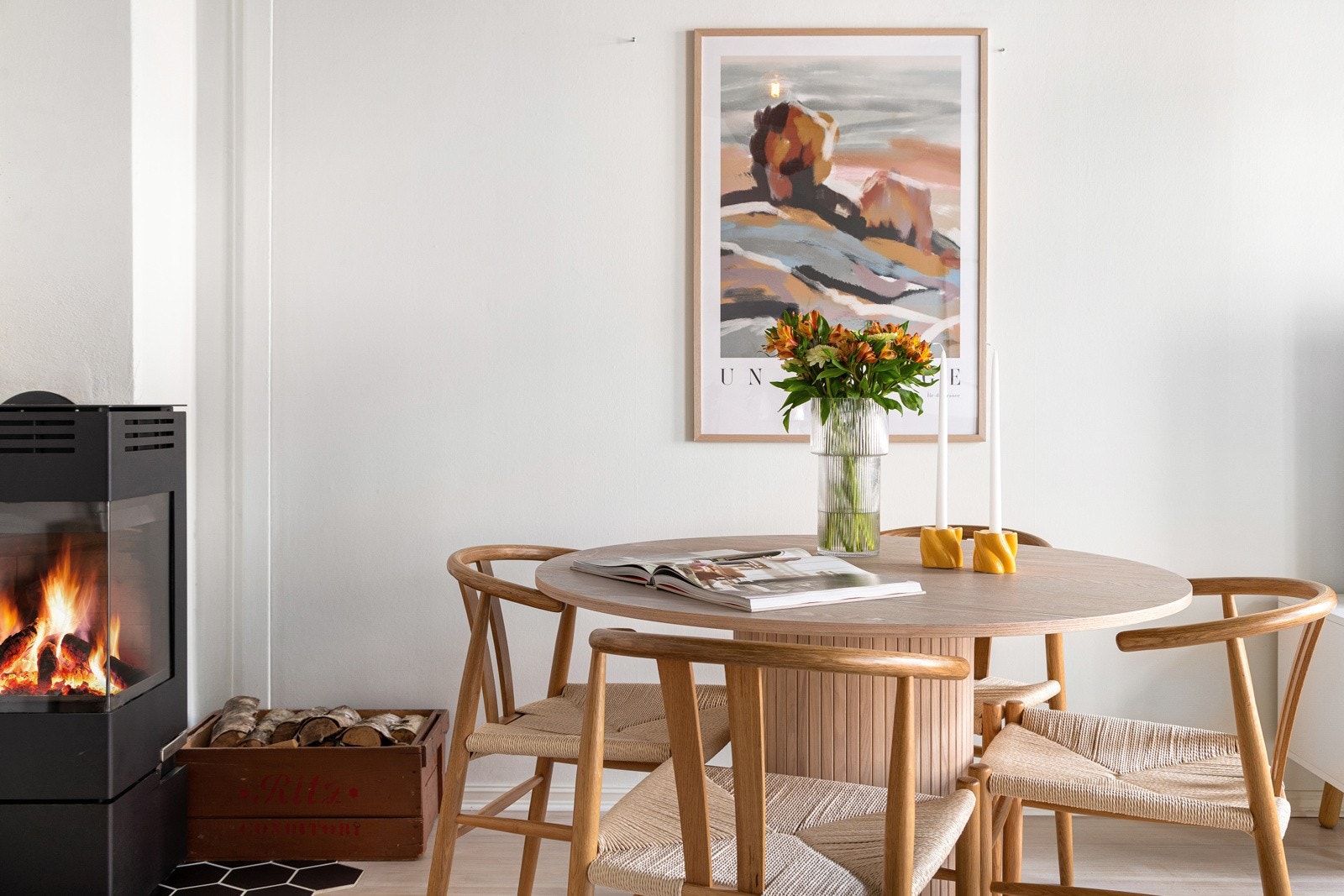 Effektiv peisovn i hjørnet av stuen for kalde høst- og vinterdager Galleribilde