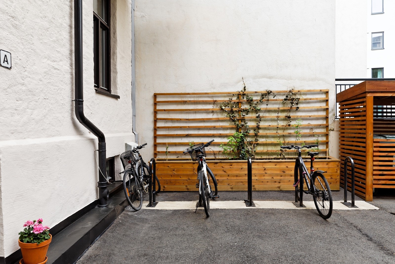 Bakgård med sittebenker og sykkelparkering Galleribilde