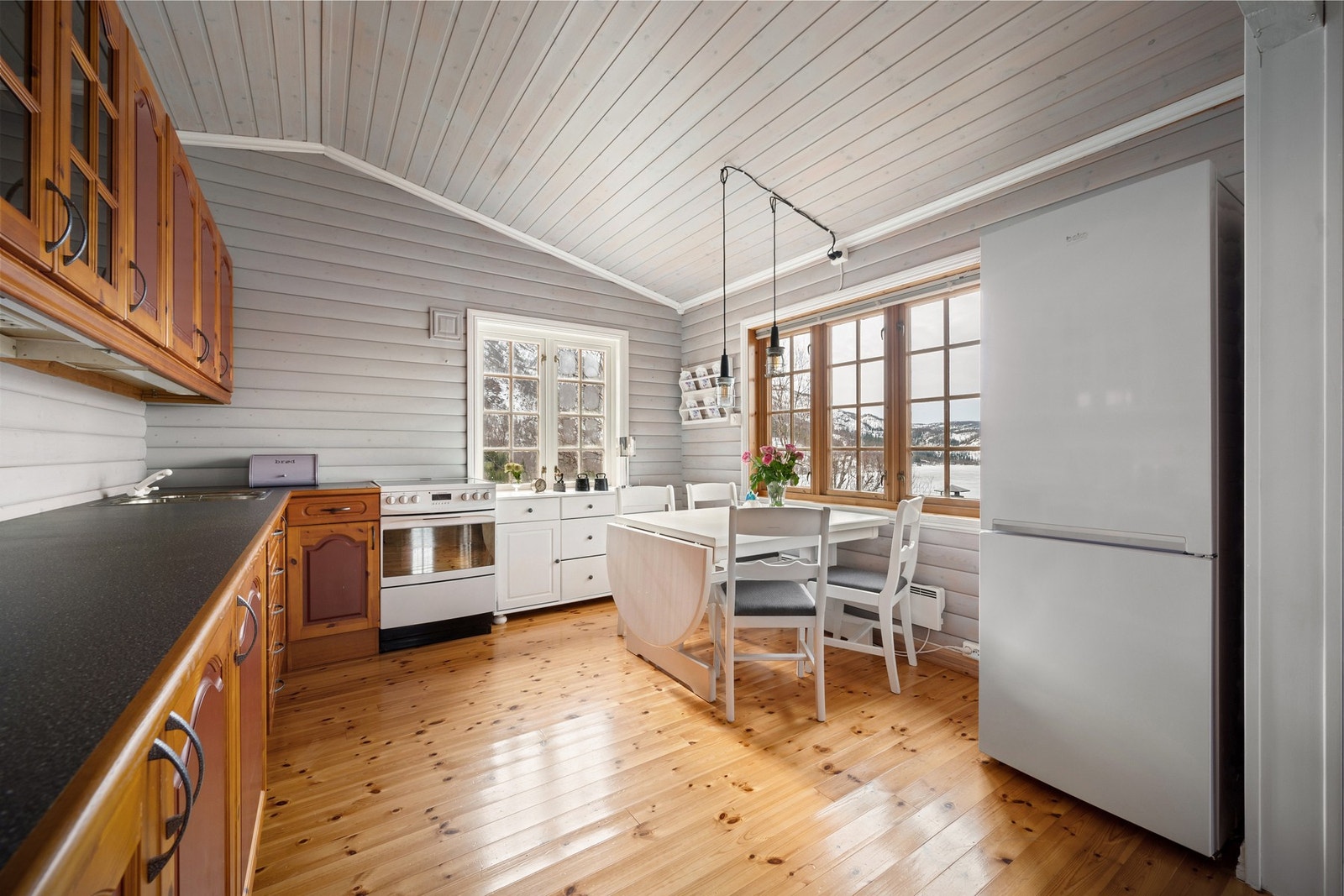 Kjøkkendelen har også plass til spisebord Galleribilde