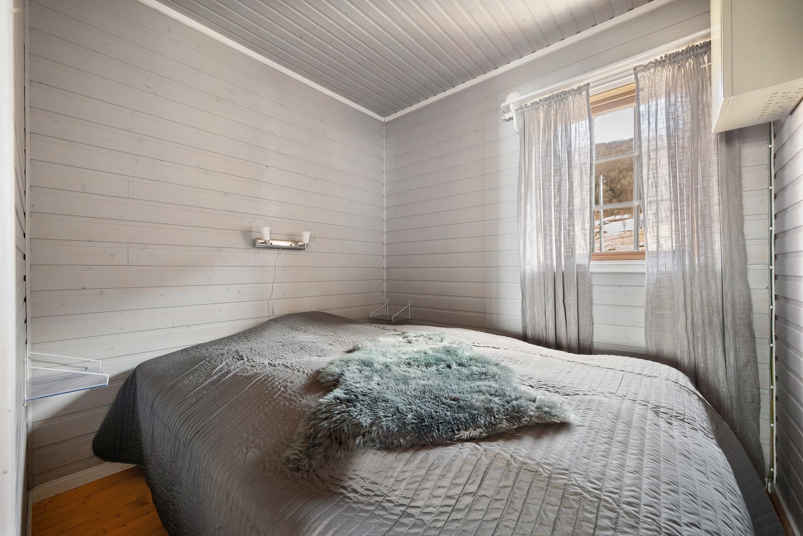 Et av to soverom i hytta Galleribilde