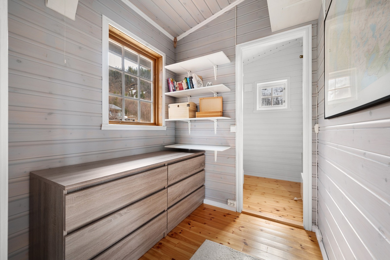 Gang m praktisk kleskommode Galleribilde