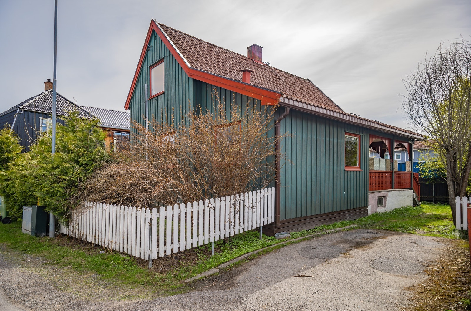 Huset sett fra veien i vårtid Galleribilde