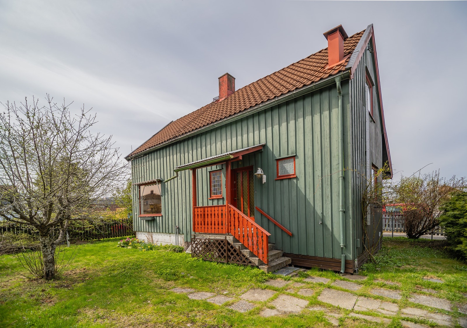 Huset sett fra den store og solrike hagen Galleribilde