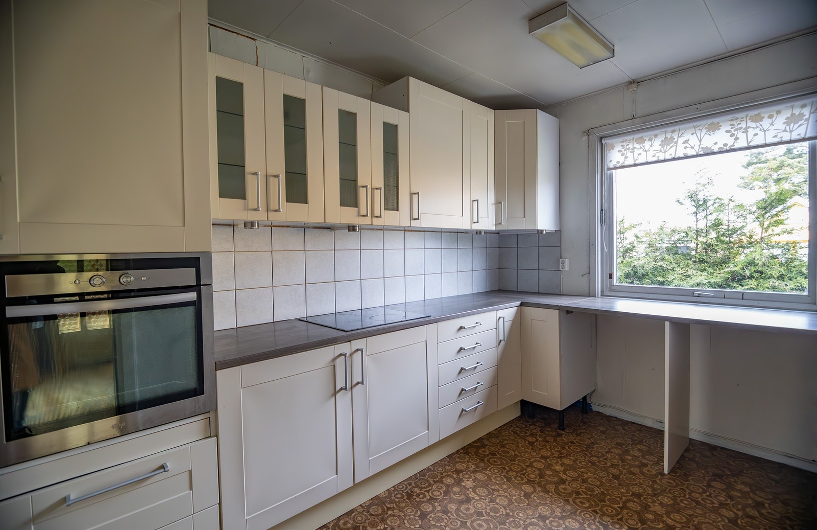 Mye skapplass og benkeplass i kjøkkenet Galleribilde