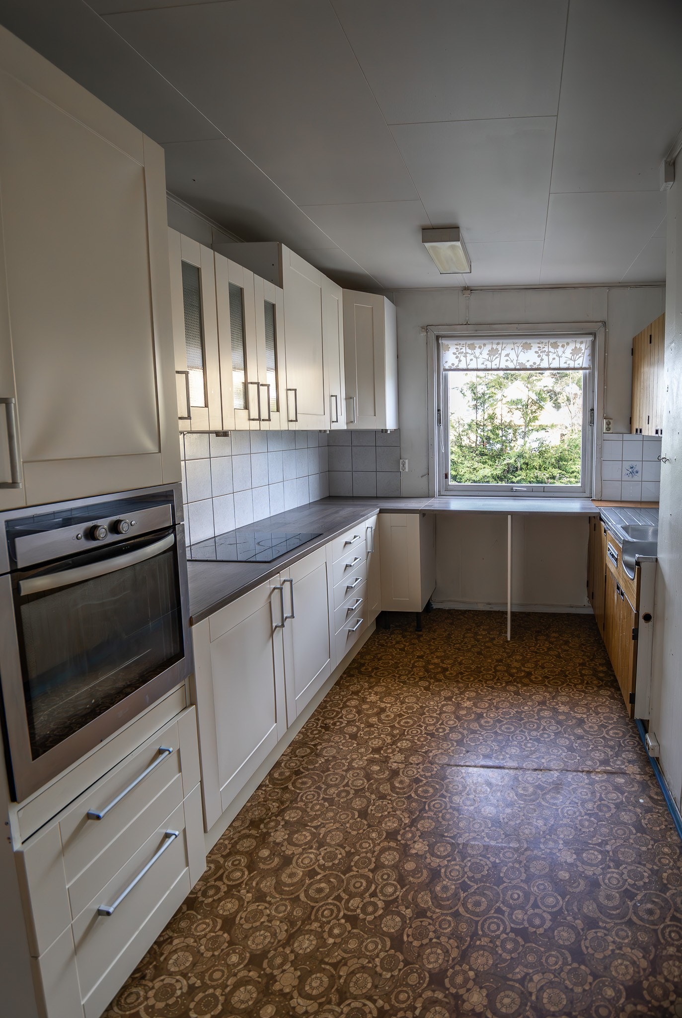 Kjøkken med innebygget stekeovn og platetopp Galleribilde