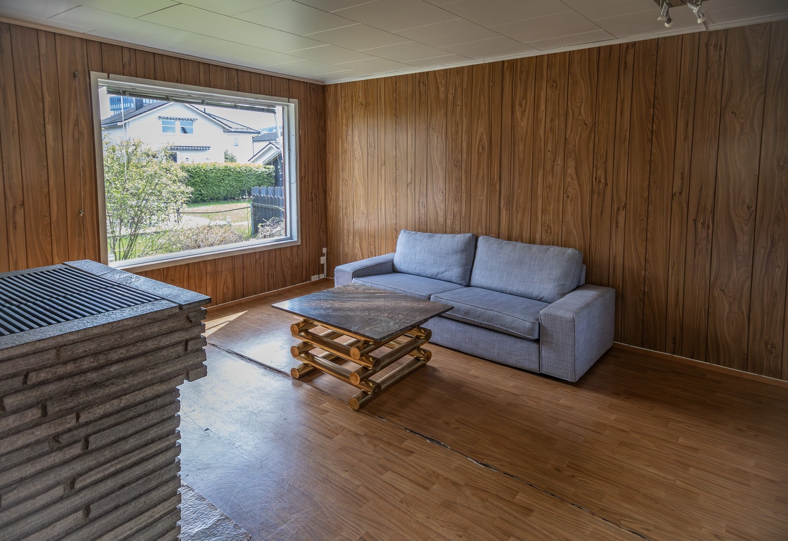 Romslig stue med stor vindu som slipper inn lys Galleribilde