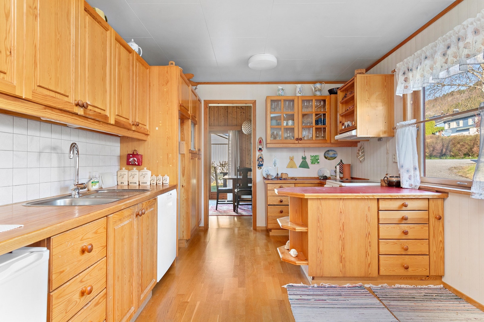 Kjøkkeninnredning med over- og underskap, fronter av furu Galleribilde