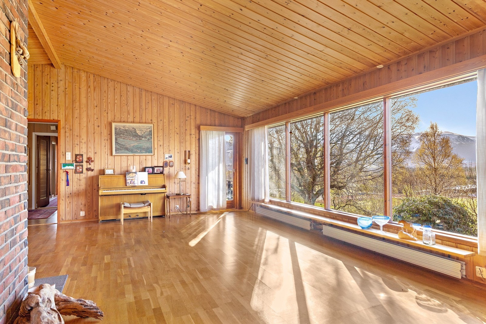 Stuen har store vindusflater som gir godt lysinnslipp Galleribilde