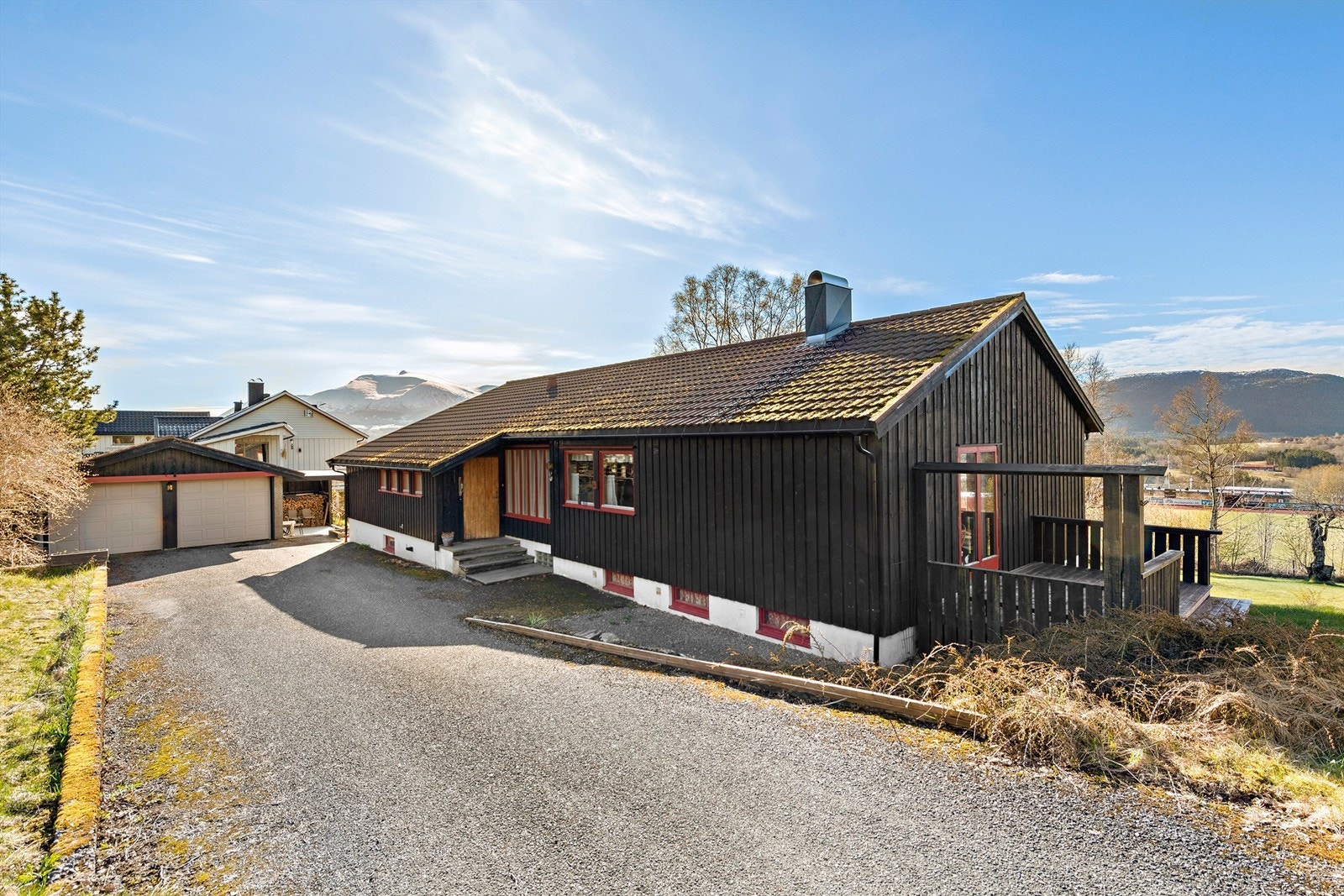 Dobbelgarasje med terrasse sør for garasjen Galleribilde