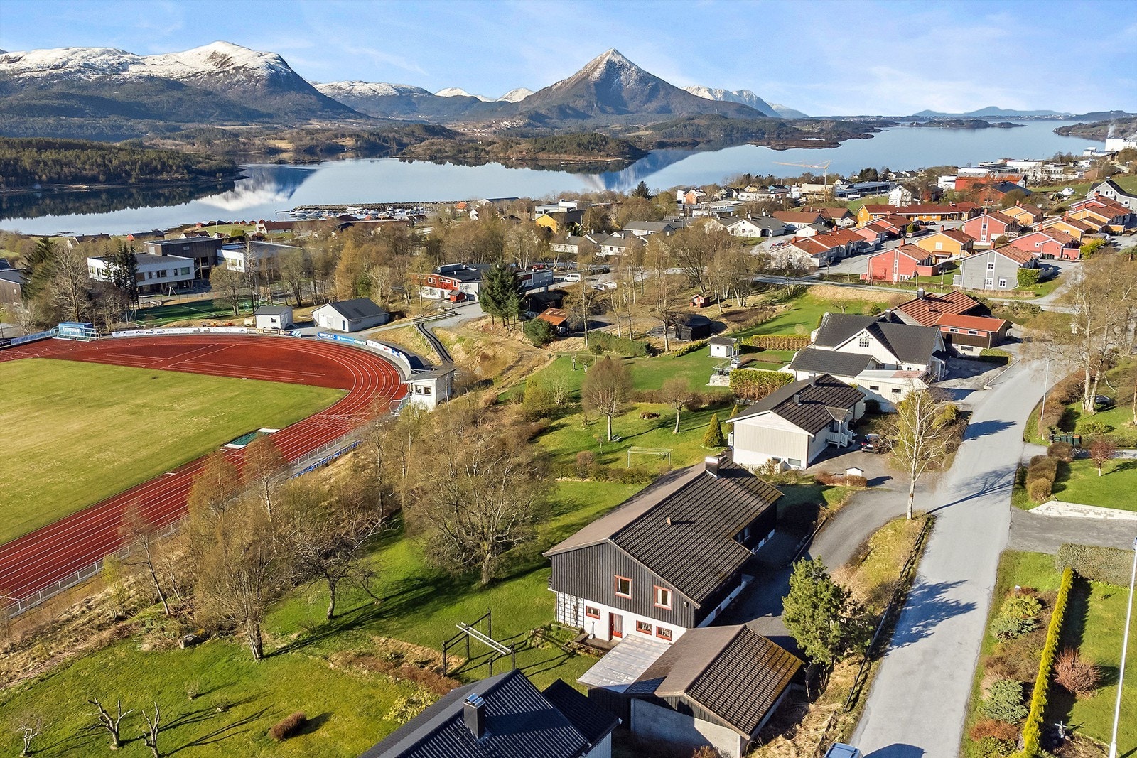 Området foran eiendommen er åpent og fritt, regulert til friareal Galleribilde