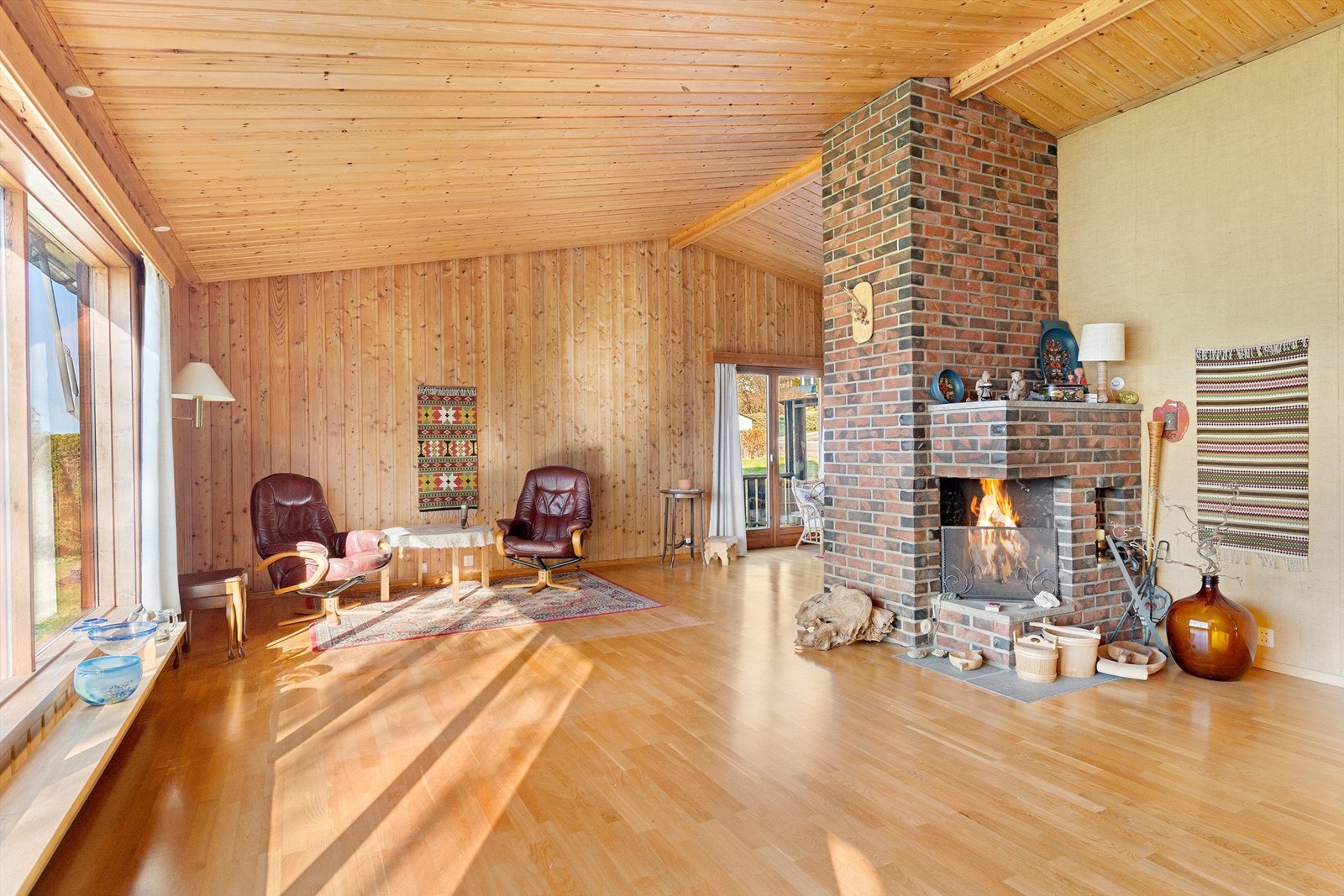 Stuen har skråtak og delvis høy himling Galleribilde