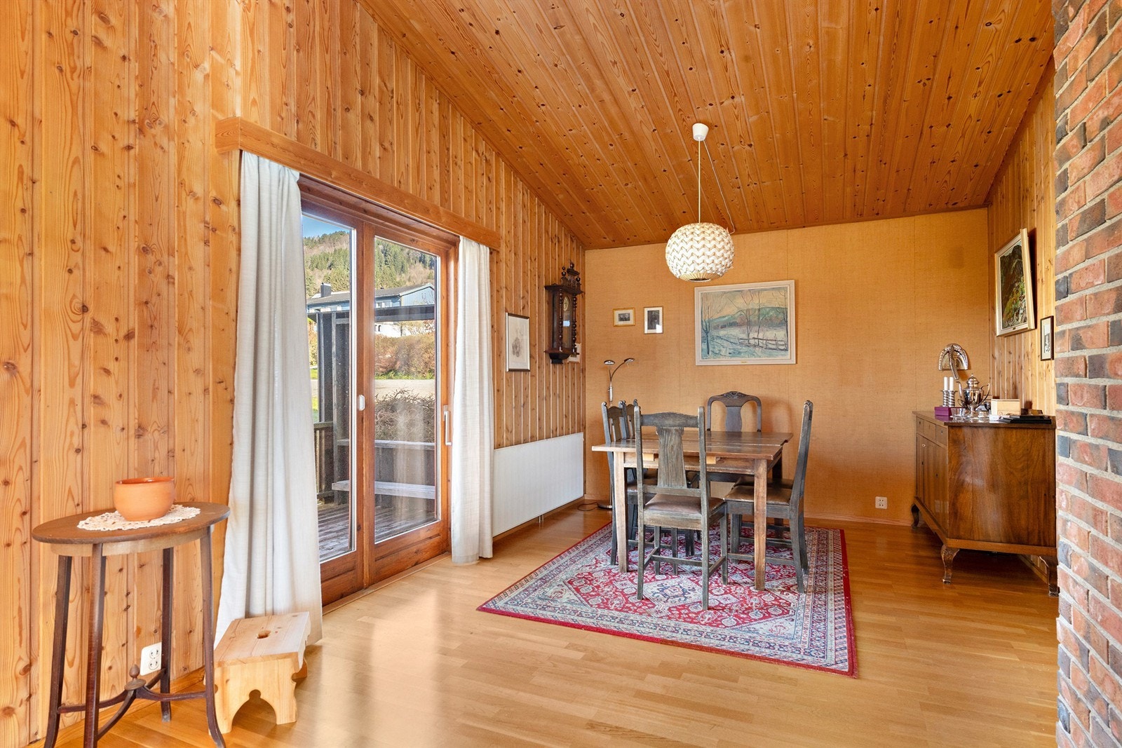 Spisestue med utgang til terrasse mot vest Galleribilde