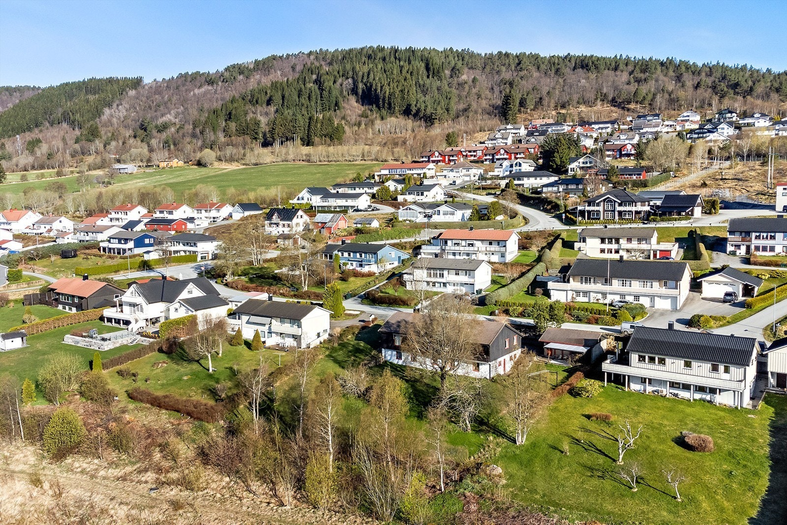 Boligen ligger i Hauglia i Elnesvågen. Det meste av servicefasiliteter ligger innenfor en radius på ca 2 km. Galleribilde