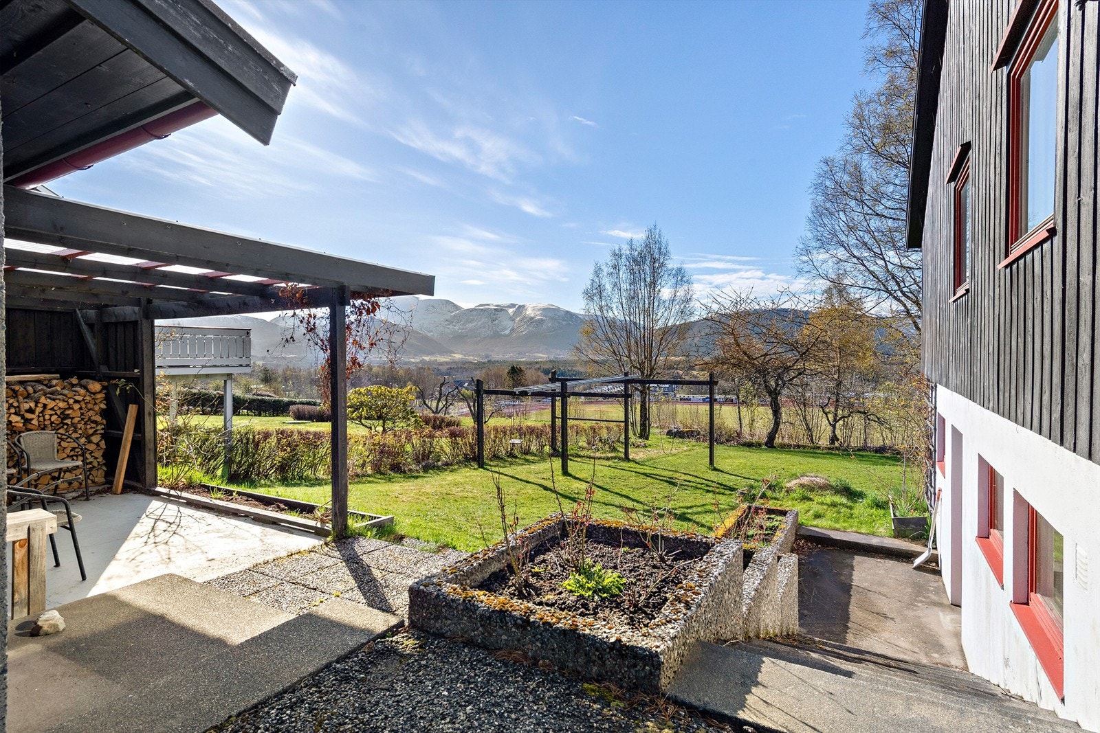 Romslig tomt opparbeidet med plenarealer og hage Galleribilde