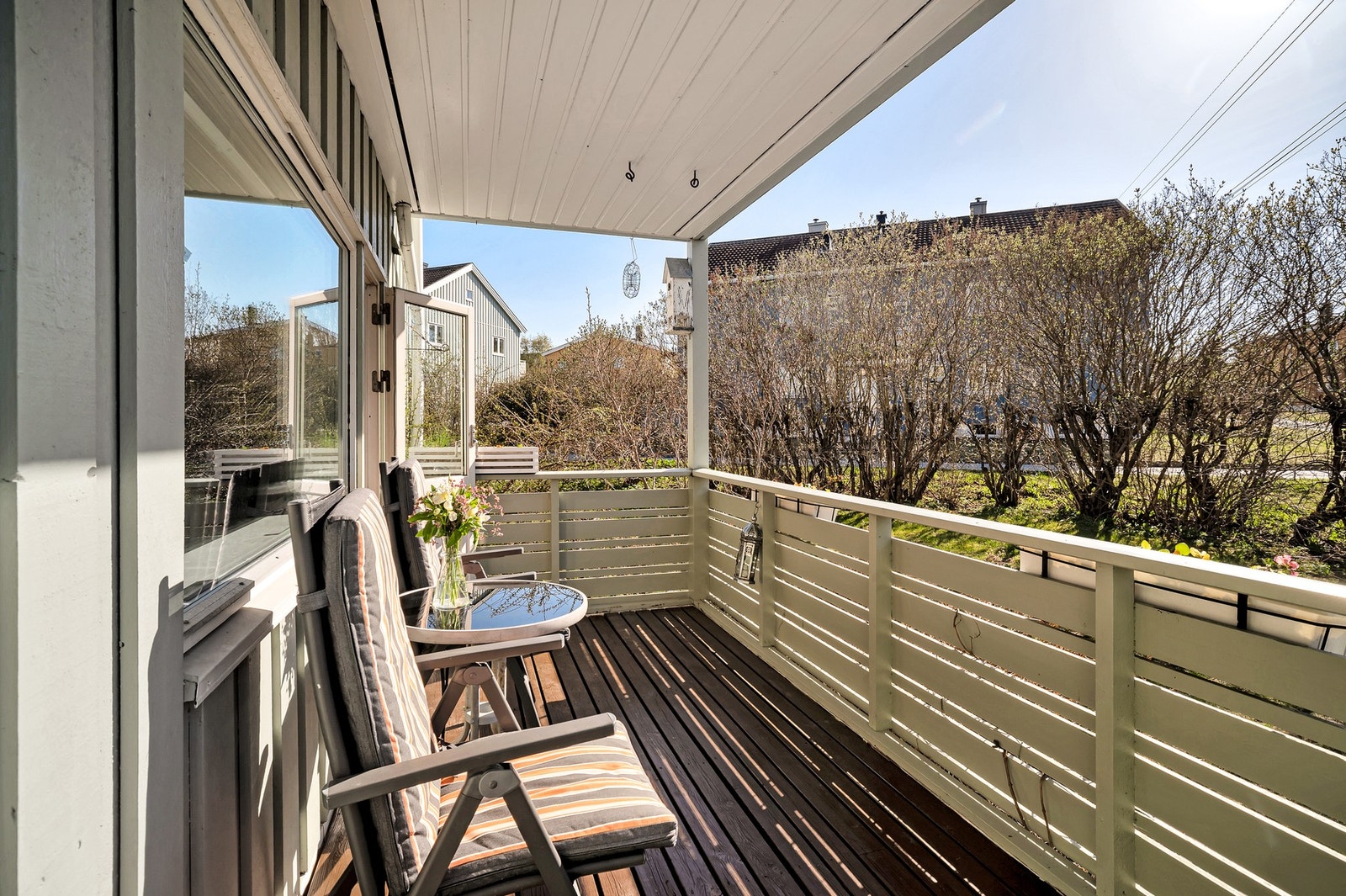 Balkongen er oppmålt til ca. 7,4 kvm. Markterrasse til ca. 10,4 kvm. Galleribilde
