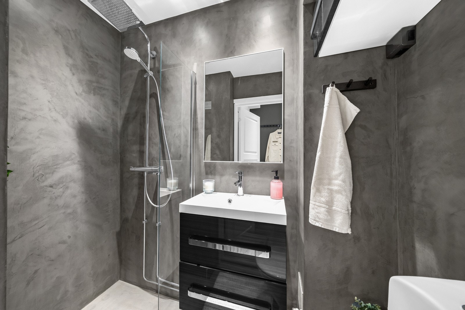 Badet ble overflateoppusset i 2019, hvor det ble satt inn ny innredning samt lagt mikrosement på gulv og vegger. Galleribilde