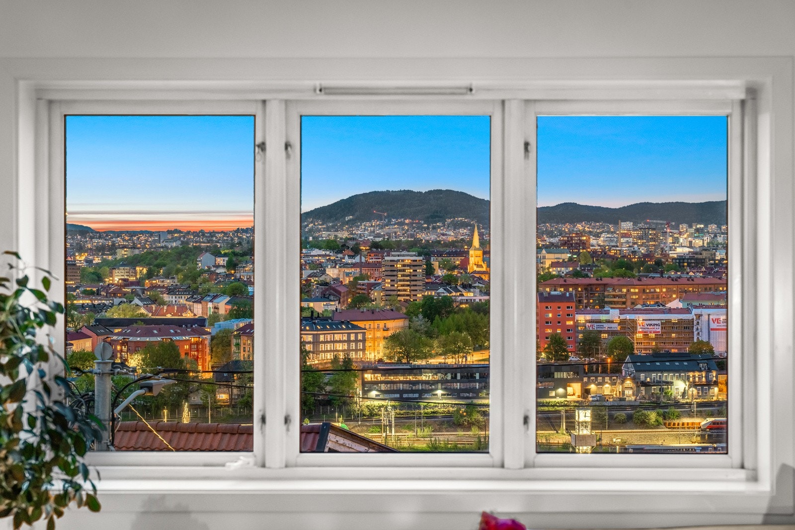 Gjennom de store vindusflatene kan en nydelig utsikt over Oslo nytes. Dette er en utsikt du vil være stolt over å vise frem. Galleribilde