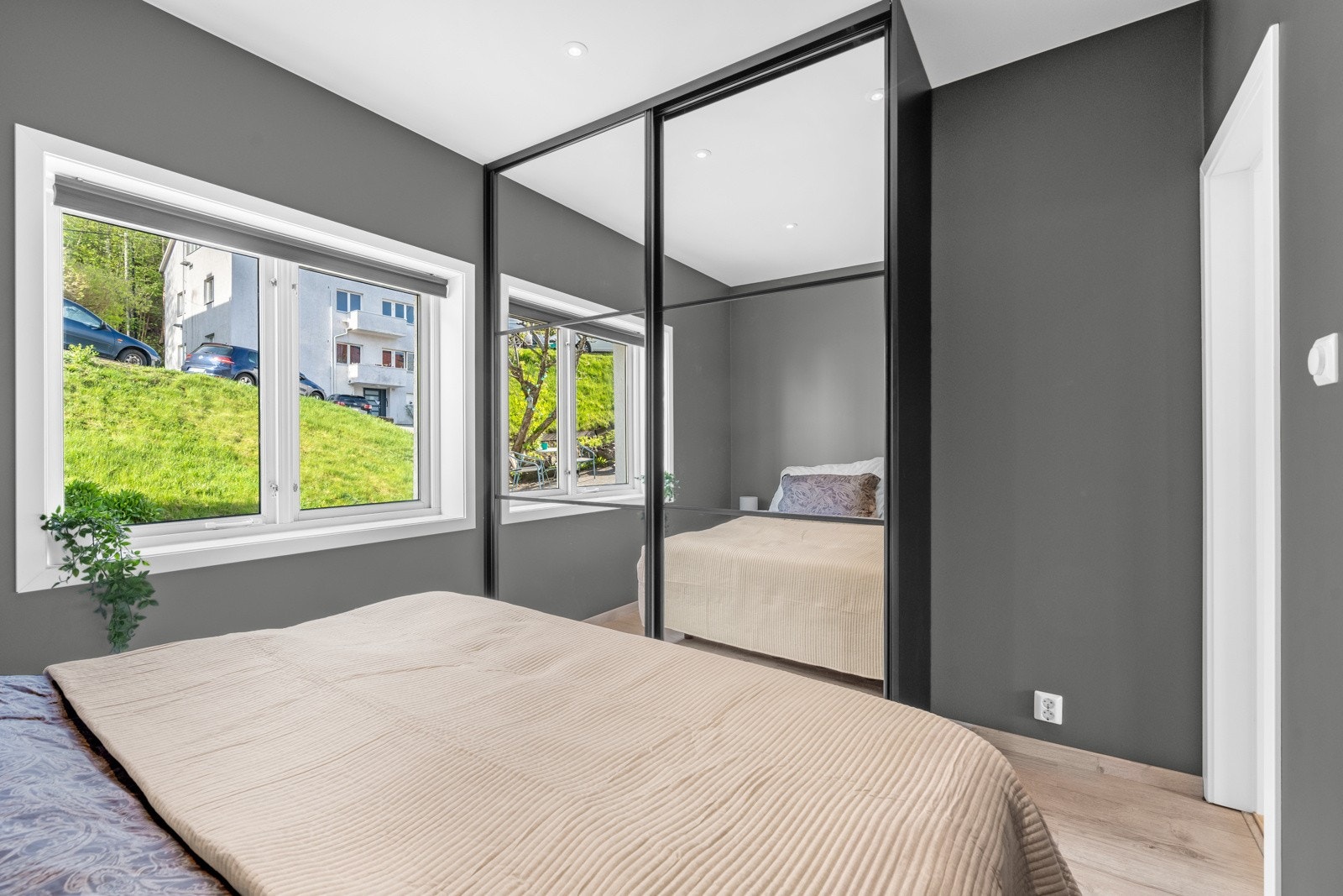 Medfølgende skyvedørsgarderobe har plass til bekledningen din. Galleribilde