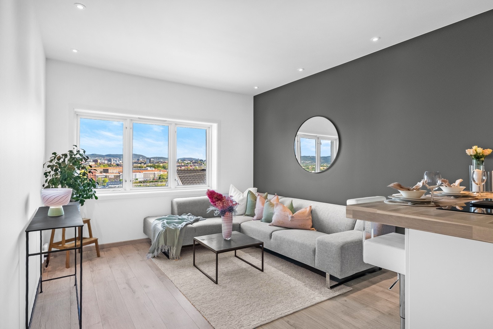 Det er god plass til sofa- og medieløsning samt eget spisebord. Galleribilde