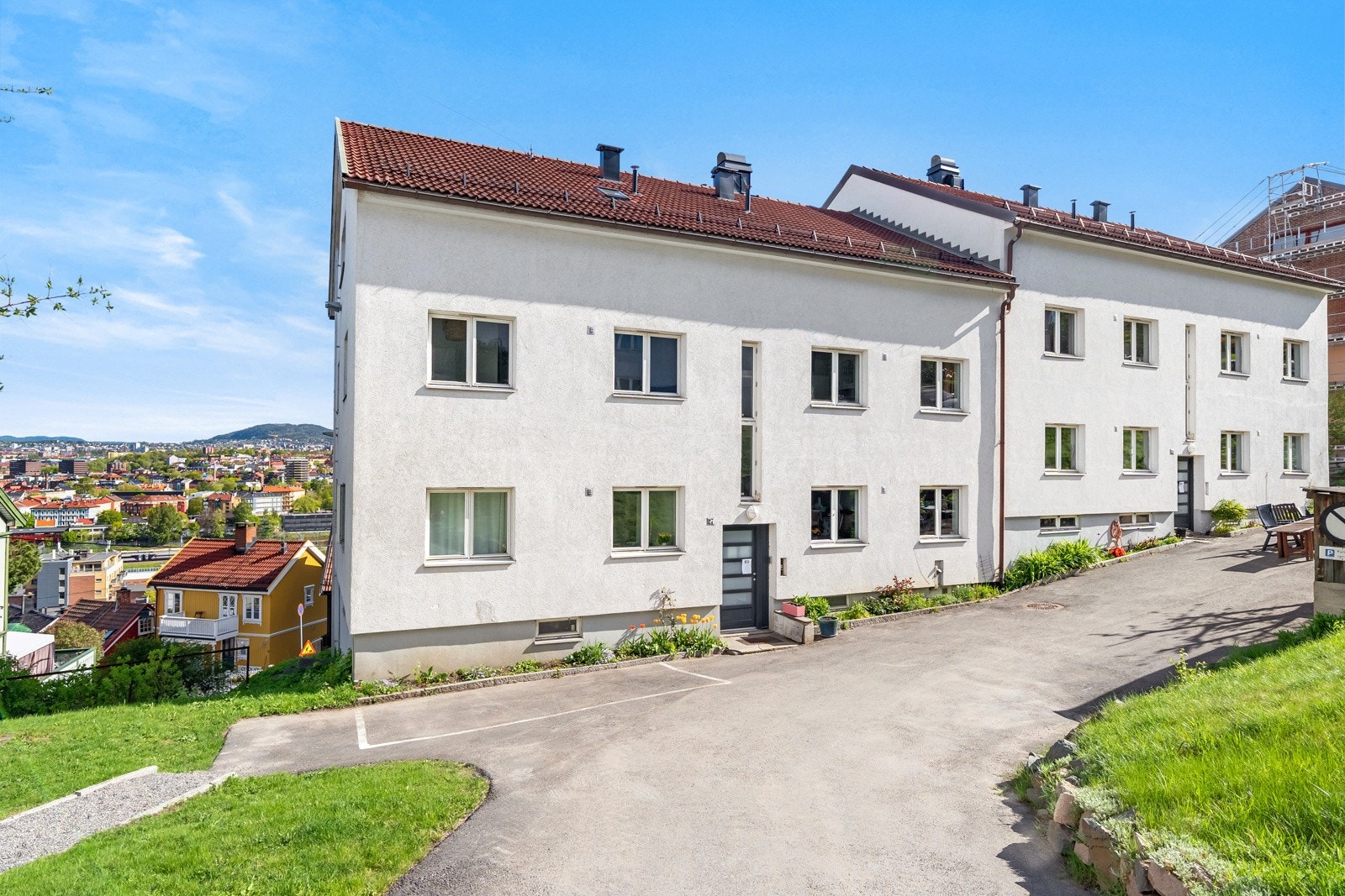 Parkering til leie, kontakt styret som har venteliste. Det er også mulighet for overdragelse av bruksrett til parkeringsplass. Ta kontakt med styret for mer informasjon Galleribilde