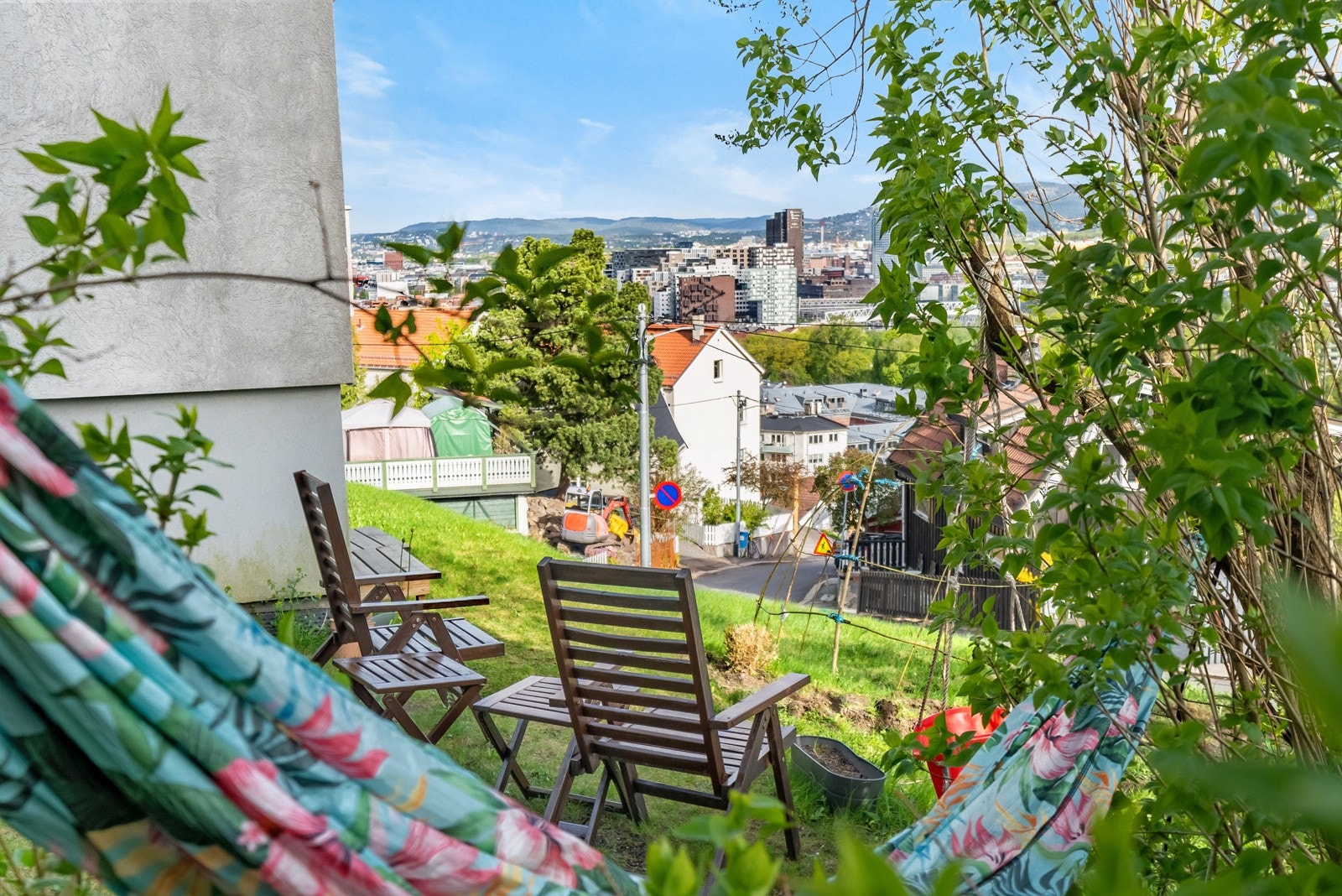 Borettslaget har fine grøntområder rundt blokken som beboerne kan bruke. Plassen på baksiden har godt med kveldssol. Galleribilde