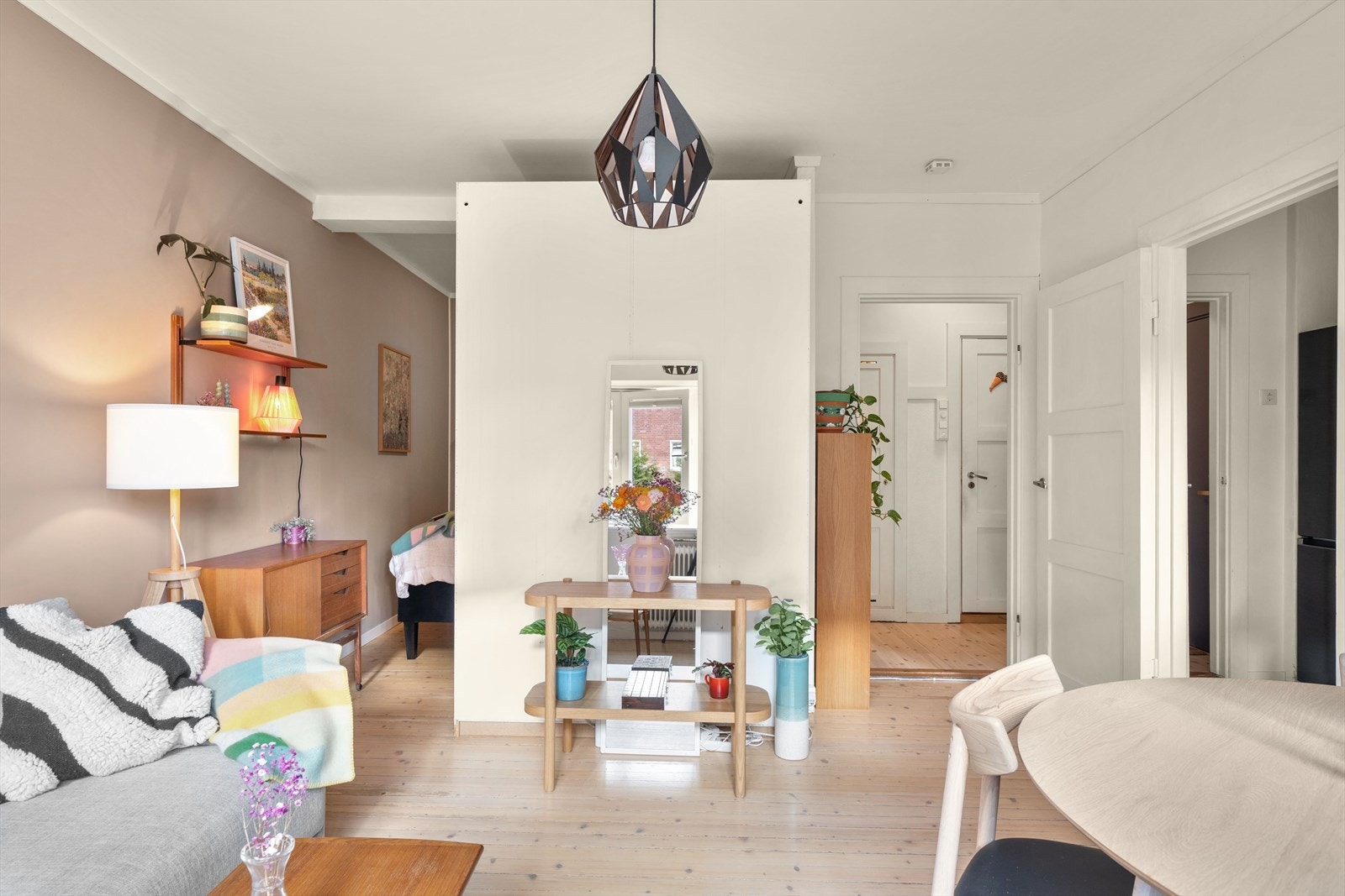 Den åpne følelsen leiligheten har, får den til å virke romslig. Galleribilde