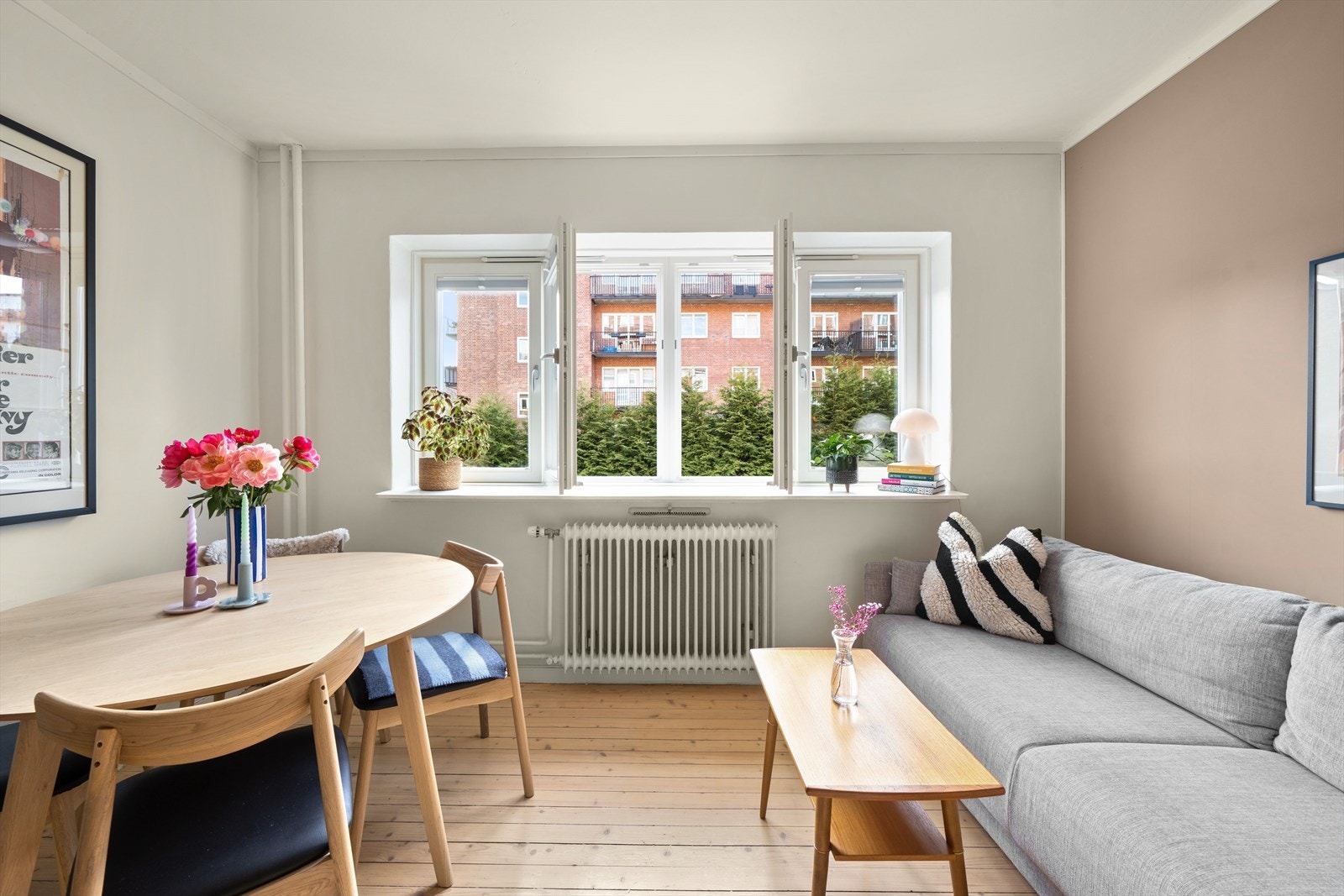 Stuen har flere møbleringsmuligheter, med plass til sofa og spisegruppe. Galleribilde
