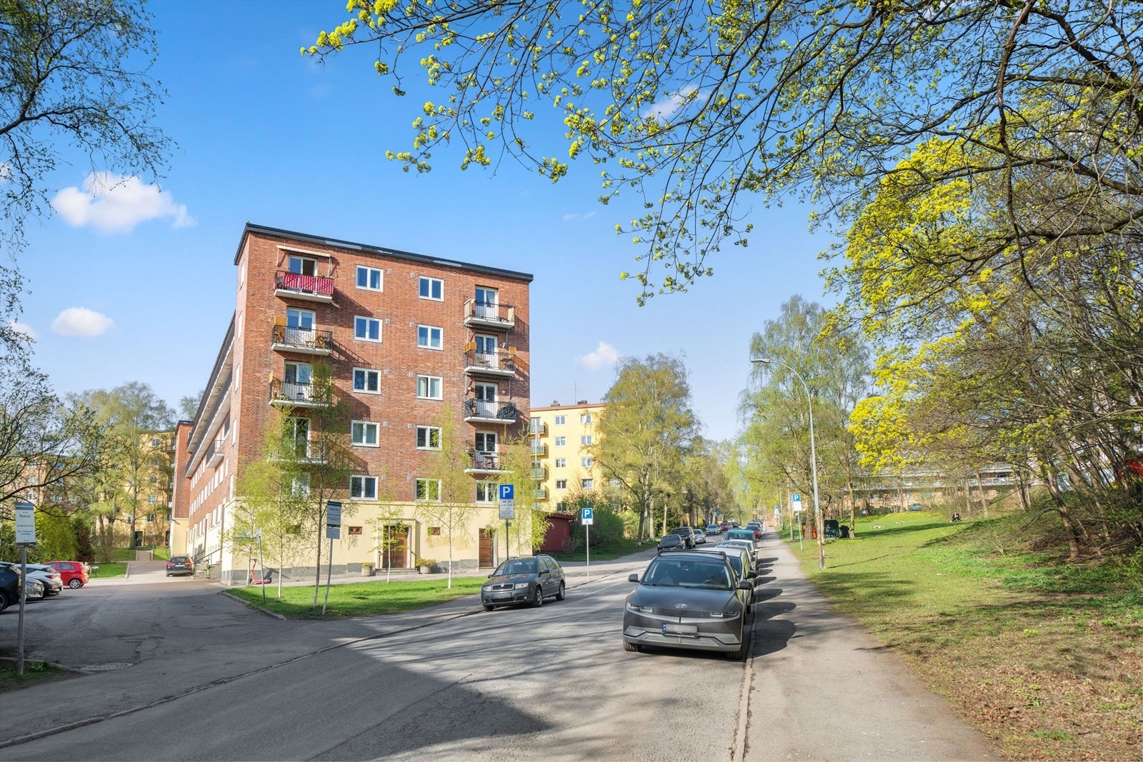 Rolig gate med lite gjennomgangstrafikk. Herfra er det kort vei til alt byen har å by på, med noe for enhver smak. Galleribilde