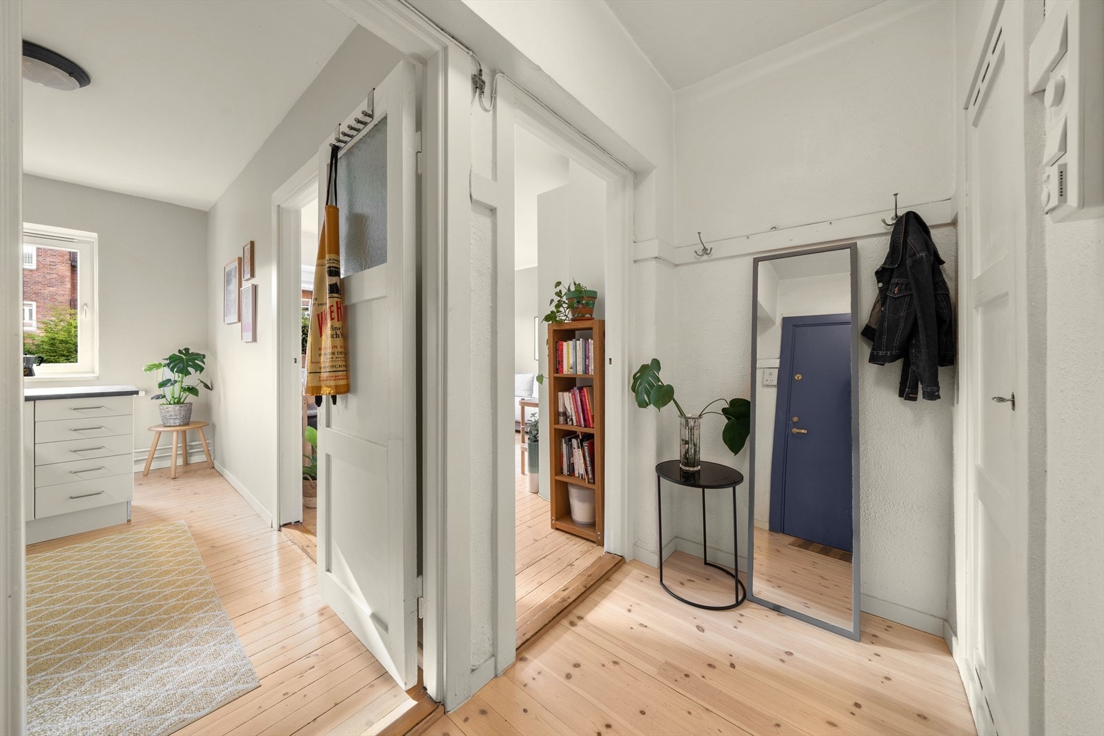Velkommen! Her trer du inn i en romslig og lys entré med god plass til oppbevaring av yttertøy. Galleribilde