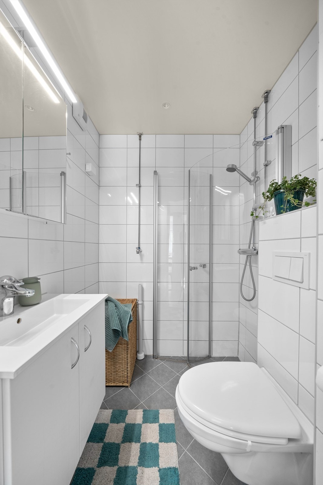 Delikat flislagt bad med elektriske varmekabler i gulv og innfelte downlights i himling. Galleribilde
