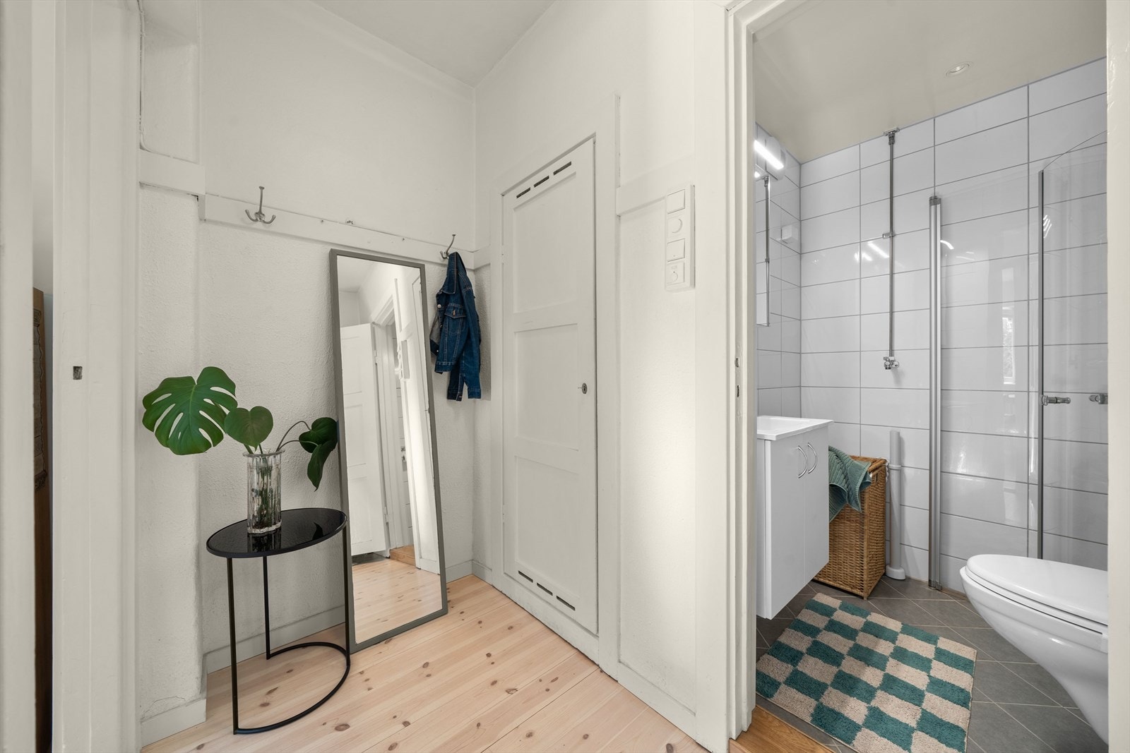 Ved entréen er det også et praktisk kott med ytterligere oppbevaringsplass. Galleribilde