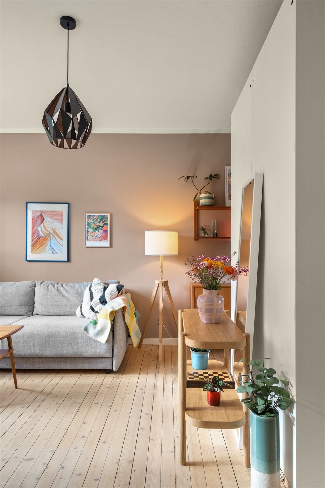 Leiligheten er malt i tidsriktige og pene farger. Galleribilde
